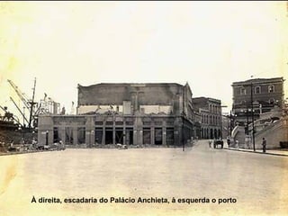 À direita, escadaria do Palácio Anchieta, à esquerda o porto 
