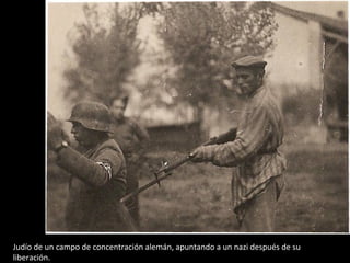 Judío de un campo de concentración alemán, apuntando a un nazi después de su 
liberación. 
 