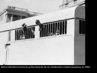 Nelson Mandela levanta los puños después de ser condenado a cadena perpetua, en 1964. 
 
