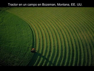 Tractor en un campo en Bozeman, Montana, EE. UU.
 