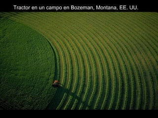 Tractor en un campo en Bozeman, Montana, EE. UU.
 