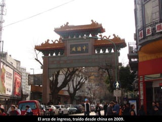 El arco de ingreso, traído desde china en 2009. 