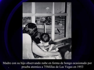 Madre con su hijo observando nube en forma de hongo ocasionado por
. prueba atomica a 75Millas de Las Vegas en 1953
 