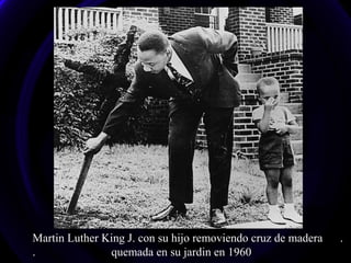 Martin Luther King J. con su hijo removiendo cruz de madera .
. quemada en su jardin en 1960
 