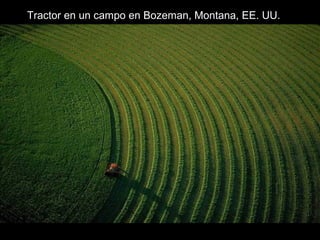 Tractor en un campo en Bozeman, Montana, EE. UU.
 
