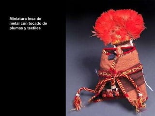 Miniatura Inca de metal con tocado de plumas y textiles 