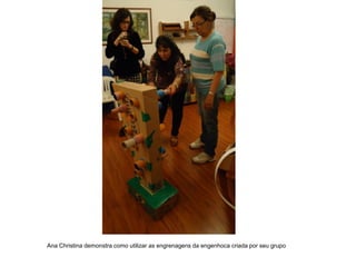 Ana Christina demonstra como utilizar as engrenagens da engenhoca criada por seu grupo
 