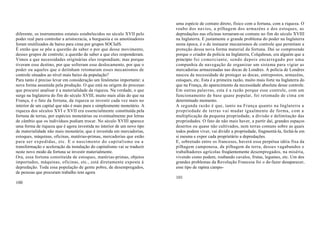 uma espécie de contato direto, físico com a fortuna, com a riqueza. O
                                                                          roubo dos navios, a pilhagem dos armazéns e dos estoques, as
diferente, os instrumentos estatais estabelecidos no século XVII pelo     depredações nas oficinas tornaram-se comuns no fim do século XVIII
poder real para controlar a aristocracia, a burguesia e os amotinadores   na Inglaterra. E justamente o grande problema do poder na Inglaterra
foram reutilizados de baixo para cima por grupos SOCIaIS.                 nesta época, é o de instaurar mecanismos de controle que permitam a
É então que se põe a questão de saber o por que desse movimento,          proteção dessa nova forma material da fortuna. Daí se compreende
desses grupos de controle; a questão de saber a que eles responderam.     porque o criador da polícia na Inglaterra, Colquhoun, era alguém que a
Vimos a que necessidades originárias eles respondiam; mas porque          princípio foi comerciante, sendo depois encarregado por uma
tiveram esse destino, por que sofreram esse deslocamento, por que o       companhia de navegação de organizar um sistema para vigiar as
poder ou aqueles que o detinham retomaram esses mecanismos de             mercadorias armazenadas nas docas de Londres. A polícia de Londres
controle situados ao nível mais baixo da população?                       nasceu da necessidade de proteger as docas, entrepostos, armazéns,
Para tanto é preciso levar em consideração um fenômeno importante: a      estoques, etc. Esta é a primeira razão, muito mais forte na Inglaterra do
nova forma assumida pela produção. O que está na origem do processo       que na França, do aparecimento da necessidade absoluta desse controle.
que procurei analisar é a materialidade da riqueza. Na verdade, o que     Em outras palavras, esta é a razão porque esse controle, com um
surge na Inglaterra do fim do século XVIII, muito mais aliás do que na    funcionamento de base quase popular, foi retomado de cima em
França, é o fato da fortuna, da riqueza se investir cada vez mais no      determinado momento.
interior de um capital que não é mais pura e simplesmente monetário. A    A segunda razão é que, tanto na França quanto na Inglaterra a
riqueza dos séculos XVI e XVII era essencialmente constituída pela        propriedade de terras vai mudar igualmente de forma, com a
fortuna de terras, por espécies monetárias ou eventualmente por letras    multiplicação da pequena propriedade, a divisão e delimitação das
de câmbio que os indivíduos podiam trocar. No século XVIII aparece        propriedades. O fato de não mais haver, a partir daí, grandes espaços
uma forma de riqueza que é agora investida no interior de um novo tipo    desertos ou quase não cultivados, nem terras comuns sobre as quais
de materialidade não mais monetária; que é investida em mercadorias,      todos podem viver, vai dividir a propriedade, fragmentá-la, fechá-la em
estoques, máquinas, oficinas, matérias-primas, mercadorias que estão      si mesma e expor cada proprietário a depredações.
para ser expedidas, etc. E o nascimento do capitalismo ou a               E, sobretudo entre os franceses, haverá essa perpétua idéia fixa da
transformação e aceleração da instalação do capitalismo vai se traduzir   pilhagem camponesa, da pilhagem da terra, desses vagabundos e
neste novo modo da fortuna se investir materialmente.                     trabalhadores agrícolas freqüentemente desempregados, na miséria,
Ora, essa fortuna constituída de estoques, matérias-primas, objetos       vivendo como podem, roubando cavalos, frutas, legumes, etc. Um dos
importados, máquinas, oficinas, etc., está diretamente exposta à          grandes problemas da Revolução Francesa foi o de-fazer desaparecer,
depredação. Toda essa população de gente pobre, de desempregados,         esse tipo de rapina campo-
de pessoas que procuram trabalho tem agora
                                                                          101
100
 