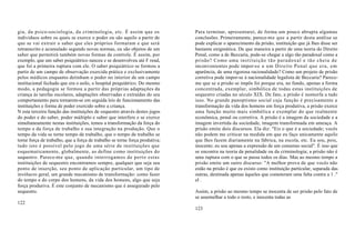gia, da psico-sociologia, da criminologia, etc. É assim que os               Para terminar, apresentarei, de forma um pouco abrupta algumas
indivíduos sobre os quais se exerce o poder ou são aquilo a partir de        conclusões. Primeiramente, parece-me que a partir desta análise se
que se vai extrair o saber que eles próprios formaram e que será             pode explicar o aparecimento da prisão, instituição que já lhes disse ser
retranscrito e acumulado segundo novas normas, ou são objetos de um          bastante enigmática. De que maneira a partir de uma teoria do Direito
saber que permitirá também novas formas de controle. É assim, por            Penal, como a de Beccaria, pode-se chegar a algo tão paradoxal como a
exemplo, que um saber psiquiátrico nasceu e se desenvolveu até F reud,       prisão? Como uma i n s t i t u i ç ã o t ã o p a r a d o x a l e t ã o c h e i a d e
que foi a primeira ruptura com ele. O saber psiquiátrico se formou a         inconvenientes pode impor-se a um Direito Penal que era, em
partir de um campo de observação exercida prática e exclusivamente           aparência, de uma rigorosa racionalidade? Como um projeto de prisão
pelos médicos enquanto detinham o poder no interior de um campo              corretiva pode impor-se à nacionalidade legalista de Beccaria? Parece-
institucional fechado que era o asilo, o hospital psiquiátrico. Do mesmo     me que se a prisão se impôs foi porque era, no fundo, apenas a forma
modo, a pedagogia se formou a partir das próprias adaptações da              concentrada, exemplar, simbólica de todas estas instituições de
criança às tarefas escolares, adaptações observadas e extraídas do seu       sequestro criadas no século XIX. De fato, a prisão é isomorfa a tudo
comportamento para tornarem-se em seguida leis de funcionamento das          isso. No grande panoptismo social cuja função é precisamente a
instituições e forma de poder exercido sobre a criança.                      transformação da vida dos homens em força produtiva, a prisão exerce
N esta terceira função das instituições de sequestro através destes jogos    uma função muito mais simbólica e exemplar do que realmente
do poder e do saber, poder múltiplo e saber que interfere e se exerce        econômica, penal ou corretiva. A prisão é a imagem da sociedade e a
simultaneamente nestas instituições, temos a transformação da força do       imagem invertida da sociedade, imagem transformada em ameaça. A
tempo e da força de trabalho e sua integração na produção. Que o             prisão emite dois discursos. Ela diz: "Eis o que é a sociedade; vocês
tempo da vida se torne tempo de trabalho, que o tempo de trabalho se         não podem me criticar na medida em que eu faço unicamente aquilo
torne força de trabalho, que a força de trabalho se torne força produtiva;   que lhes fazem diariamente na fábrica, na escola, etc. Eu sou, pois,
tudo isto é possível pelo jogo de uma série de instituições que              inocente; eu sou apenas a expressão de um consenso social". É isso que
esquematicamente, globalmente, as define como instituições do                se encontra na teoria da penalidade ou da criminologia; a prisão não é
sequestro. Parece-me que, quando interrogamos de perto estas                 uma ruptura com o que se passa todos os dias. Mas ao mesmo tempo a
instituições de sequestro encontramos sempre, qualquer que seja seu          prisão emite um outro discurso: "A melhor prova de que vocês não
ponto de inserção, seu ponto de aplicação particular, um tipo de             estão na prisão é que eu existo como instituição particular, separada das
invólucro geral, um grande mecanismo de transformação: como fazer            outras, destinada apenas àqueles que cometeram uma falta contra a 1 ."
do tempo e do corpo dos homens, da vida dos homens, algo que seja            el .
força produriva. É este conjunto de mecanismo que é assegurado pelo
sequestro.                                                                   Assim, a prisão ao mesmo tempo se inocenta de ser prisão pelo fato de
                                                                             se assemelhar a todo o resto, e inocenta todas as
122
                                                                             123
 
