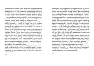 outras instituições de serem prisões, já que ela se apresenta como sendo   penetra muito mais profundamente em nossa existência. Tal como foi
válida unicamente para aqueles que cometeram uma falta. É justamente       instaurado no século XIX, esse regime foi obrigado a elaborar um
esta ambiguidade na posição da prisão que me parece explicar seu           conjunto de técnicas políticas, técnicas de poder, pelo qual o homem se
incrível sucesso, seu caráter quase evidente, a facilidade com que ela     encontra ligado a algo como o trabalho, um conjunto de técnicas pelo
foi aceita, quando, desde o momento em que apareceu, desde o               qual o corpo e o tempo dos homens se tornam tempo de trabalho e
momento em que se desenvolveram as grandes prisões penais, de 1817         força de trabalho e podem ser efetivamente utilizados para se
a 1830, todo mundo conhecia tanto seu inconveniente quanto seu             transformar em sobre-lucro. Mas para haver sobre-lucro é preciso haver
caráter funesto e perigoso. Esta é a razão porque a prisão pode se         subpoder. É preciso que, ao nível mesmo da existência do homem, uma
inserir e se insere de fato na pirâmide dos panoptismos sociais.           trama de poder político microscópico, capilar, se tenha estabelecido
A segunda conclusão é mais polêmica. Alguém disse: a essência              fIxando os homens ao aparelho de produção, fazendo deles agentes da
concreta do homem é o trabalho. Na verdade, essa tese foi enunciada        produção, trabalhadores. A ligação do homem ao trabalho é sintética,
por várias pessoas. Nós a encontramos em Hegel, nos pós-hegelianos, e      política; é uma ligação operada pelo poder. Não há sobre-lucro sem
também em Marx; em todo caso em um certo Marx, no Marx de um               sub-poder. Falo de subpoder pois se trata do poder que descrevi há
certo período, diria Althusser;                                            pouco e não do que é chamado tradicionalmente de poder político; não
como eu não me interesso pelos autores mas pelo funcionamento dos          se trata de um aparelho de Estado, nem da classe no poder; mas do
enunciados, pouco importa quem o disse ou quando foi dito. O que eu        conjunto de pequenos poderes, de pequenas instituições situadas em um
gostaria de mostrar é que de fato o trabalho não é absolutamente a         nível mais baixo. O que pretendi fazer foi a análise do sub-poder como
essência concreta do homem, ou a existência do homem em sua forma          condição de possibilidade do sobre-lucro.
concreta. Para que os homens sejam efetivamente colocados no               A última conclusão é que este sub-poder, condição do sobre-lucro, ao
trabalho, ligados ao trabalho, é preciso uma operação, ou uma série de     se estabelecer, ao passar a funcionar, provocou o nascimento de uma
operações complexas pelas quais os homens se encontram                     série de saberes - saber do indivíduo, da normalização, saber corretivo -
efetivamente, não de uma maneira analítica mas sintética, ligados ao       que se multiplicaram nestas instituições de sub-poder fazendo surgir as
aparelho de produção para o qual trabalham. É preciso a operação ou a      chamadas ciências do homem e o homem como objeto da ciência.
síntese operada por um poder político para que a essência do homem         V e m o s a s s i m c o m o a d e s t r u i ç ã o d o s o b r e -lucro implica
possa aparecer como sendo a do trabalho.                                   necessariamente o questionamento e o ataque ao sub-poder;
Não penso, portanto, que se possa admitir pura e simplesmente a            como o ataque ao sub-poder se liga forçosamente ao questionamento
análise tradicionalmente marxista que supõe que, sendo o trabalho a        das ciências humanas e do homem considerado como objeto
essência concreta do homem, o sistema capitalista é quem transforma        privilegiado e fundamental de um tipo de saber. Vemos também, se
este trabalho em lucro, em sobrelucro ou em mais-valia. Com efeito, o      minha análise é exata, que não podemos situar as
sistema capitalista
                                                                           125
124
 