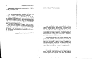 r
xx A HERMENtUTICA DO SUJEITO
A hermenêutica do sujeito, curso pronunciado em 1982, foi
editado por Frédéric Gros.
*
Com esta edição dos cursos no College de France, uma
nOva face da "obra" de Michel Foucault é publicada.
Não se trata, propriamente, de inéditos, já que esta edi-
ção reproduz a palavra proferida publicamente por Michel
Foucault, exceção feita ao suporte escrito que utilizava e que
podia ser muito elaborado. Daniel Defert, que possui as notas
de Michel Foucault, permitiu que os editores as consultassem.
A ele os mais vivos agradecimentos.
Esta edição dos cursos no College de France foi autori-
zada pelos herdeiros de Michel Foucault, que desejaram sa-
tisfazer à forte demanda de que eram objeto, na França como
nO exterior. E isto em incontestáveis condições de serieda-
de. Os editores procuraram estar à altura da confiança ne-
les depositada.
FRANÇOIS EWALD e ALESSANDRO FONTANA
NOTA DATRADUÇÃO BRASILEIRA
Aulas tornadas livro. Aulas em que a fala do Professor
Michel Foucault faz falar tantos outros: Platão, Descartes,
Epicuro, Epicteto, Sêneca, Marco Aurélio, Plutarco, Muso-
nius Rufus, Filodemo de Gedara, Fílon de Alexandria... li-
vrO em que o curso é reconstruído, as múltiplas falas são
textualizadas em notas de referência e a função-professor é
transformada em função-autor. O resultado é, verdadeira-
mente, um composto de dito e escrito.
No movimento que vai da fala à escrita a tradução agre-
ga um outro momento. E, neste exercício que consiste em
reconstituir o texto que reconstiruiu as falas tomando-o
fluente em outra lingua, o tradutor enfrenta o fascinante de-
safio de desdobrar-se, também ele, em leitor-ouvinte. Olhos
e ouvidos atentos, a igual postura é convocado o leitor em
quem, afinal, se completam o curso, o texto, a tradução.
*
Na tradução brasileira evitou-se introduzir acréscimos
a este composto já tão denso. Exceto em duas situações.
Primeiro quando, no corpo do curso, mais precisamente
~ ~
 