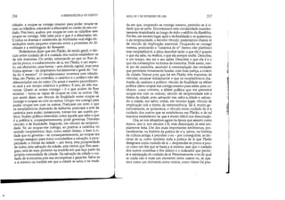 •
216 A HERMENtUTICA DO SUJEITO
cibíades, a ocupar-se consigo mesmo para poder ocupar-se
com oS cidadãos, colocando a dikaiosyne no centro do seu cui-
dado. Pois bem, acabou por ocupar-se com os cidadãos sem
ocupar-se consigo. Não sabe pois o que é a dikaiosyne, etc.
E todos os dramas e catástrofes do Alcibíades real estj.o de-
senhados neste pequeno intervalo entre a promessa do Al-
cibíades e a embriaguez do Banquete.
Poderíamos dizer que em Platão, de modo geral, o vín-
culo entre cuidado de si e cuidado dos outros estabelece-se
de três maneiras. Ou então, retomando ao que eu lhes di-
zia há pouco, o conhecimento de si, em Platão, é um aspec-
to, um elemento, uma forma - sem dúvida capital, mas uma
forma apenas - do imperativo fundamental e geral do cui-
da de ti mesmo. O neoplatonismo inverterá esta relação.
Mas, em Platão, ao contrário, o catártico e o político não são
diferenciados um do outro. Ou antes o mesmo procedimen-
to será a um tempo catártico e político. E isto, de três ma-
neiras. Quem se ocupa consigo - é o que acabei de lhes
mostrar - toma-se capaz de ocupar-se com os outros. Há,
por assim dizer, um vínculo de finalidade entre ocupar-se
consigo e ocupar-se com os outros. Ocupo-me comigo para
poder ocupar-me com os outros. Praticarei em mim o que
os neoplatônicos chamarão de kátharsis, praticarei a arte da
catártica para poder, justamente, tomar-me um sujeito po-
lítico. Sujeito político entendido como aquele que sabe o que
é a política e, conseqüentemente, pode governar. Primeiro
vínculo: o de finalidade. Segundo, um vínculo de reciproci-
dade. Se, ao ocupar-me comigo, aO praticar a catártica no
sentido neoplatônico, faço, como assim desejo, o bem à ci-
dade que eu governo - se, conseqüentemente, ao ocupar-me
comigo asseguro para meus concidadãos a salvação, a pros-
peridade, a vitória da cidade -, em troca, esta prosperidade
de todos, esta salvação da cidade, esta vitória que lhes asse-
guro, será de meu proveito na medida em que faço parte da
própria comunidade da cidade. Na salvação da cidade o cui-
dado de si encontra pois sua recompensa e garantia. Salva-se
a si mesmo na medida em que a cidade se salva e na medi-
j
AULA DE 3 DE FEVEREIRO DE 1982 217
da em que, ocupando-se consigo mesmo, permitiu-se à ci-
dade que se salve. Encontramos esta circularidade manifes-
tamente desdobrada ao longo de todo o edificio da República.
Por fim, em terceiro lugar, após o da finalidade e, se quisermos,
o da reciprocidade, o terceiro vínculo: poderíamos chamá-lo
de vínculo de implicação essencial. Ocupando-se consigo
mesma, praticando a catártica de si (termo não platônico
mas neoplatônico), a alma descobre tanto o que ela é quanto
o que ela sabe, ou melhor, o que ela sempre soube. Descobre,
a um tempo, seu ser e seu saber. Descobre o que ela é e o
que ela contemplou na forma da memória. Pode assim, nes-
te ato de memória, ascender à contemplação das verdades
que permitem novamente fundar, com toda justiça, a ordem
da cidade.Vemos pois que há em Platão três maneiras de
vincular, encaixar solidamente o que os neoplatônicos cha-
marão de catártico e político: vínculo de finalidade na tékhne
política (devo ocupar-me comigo mesmo para saber, para co-
nhecer, como convém, a tékhne política que me permitirá
ocupar-me com os outros); vínculo de reciprocidade sob a
forma da cidade, pois, salvando-me, salvo a cidade e, salvan-
do a cidade, me salvo; enfim, em terceiro lugar, vínculo de
implicação sob a forma da reminiscência. Tal é, muito ge-
nericamente, se quisermos, o vínculo entre cuidado de si e
cuidado dos outros que se estabeleceu em Platão, e de tal
maneira estabeleceu-se que é muito difícil sua dissociação.
Ora, se nos situarmos agora na época que assumi como
marco, isto é, nos séculos I-It esta dissociação já está am-
plamente feita. Um dos mais importantes fenômenos, pro-
vavelmente, na história da prática de si e, talvez, na história
da cultura antiga, é perceber o eu - por conseguinte, as téc-
nicas de si, como também toda a prática de si que Platão
designava como cuidado de si -, desprender-se pouco a pou-
co como um fim que se basta a si mesmo, sem que o cuidado
dos outros constitua o fim último e o indicador que permi-
te a valorização do cuidado de si. Primeiramente, o eu do qual
se cuida não é mais um elemel!to entre outros ou, se apa-
rece como um elemento entre outros, como vimos há pou-
111
.''.'
 