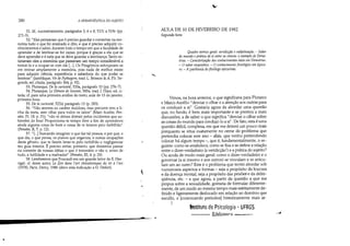•
280 A HERMENtUTlCA DO SUJEITO
51. Id., sucessivamente, parágrafos 5, 6 e 8, 517c a 519c (pp.
271-5).
52. Eles pensavam que é preciso guardar e conservar na me-
mória tudo o que foi ensinado e dito, e que é preciso adquirir co-
nhecimentos e saber, durante todo o tempo em que a faculdade de
aprender e de lembrar-se for capaz, porque é graças a ela que se
deve aprender e é nela que se deve guardar a lembrança. Tanto es-
timavam eles a memória que passavam um tempo considerável a
treiná-la e a ocupar-se com ela [...]. Os Pitagóricos esforçavam-se
em treinar amplamente a memória, pois nada de melhor existe
para adquirir ciência, experiência e sabedoria do que poder se
lembrar (Jamblique, Vie de Pythagore, trad. L. Brisson  A Ph. Se-
gonds, ed. citada, parágrafo 164, p. 92).
53. Plutarque, De la curiosité, 520a, parágrafo 10 (pp. 276-7).
54. Plutarque, Le Dérnon de Socrate, 585a, trad. J. Hani, ed. ci-
tada; cf. para uma primeira análise do texto, aula de 13 de janeiro,
primeira hora.
55. De la curiosité, 522d, parágrafo 15 (p. 283).
56. Não atentes ao caráter maldoso, mas percorre reto a li-
nha da meta, sem olhar para todos os lados (Marc Aurêle, Pen-
sées, N, 18, p. 31); não te deixes distrair pelos incidentes que so-
brevêm de fora! Proporciona-te tempo livre a fim de aprenderes
ainda alguma coisa de bom e cessa de te levares pelo turbilhão
(Pensées, 1I, 7, p. 12).
57. I...] buscando imaginar o que faz tal pessoa, e por que, o
que diz, o que pensa, os planos que organiza, e outras ocupações
deste gênero, que te fazem levar-te pelo turbilhão e negligenciar
teu guia interior. É preciso evitar, portanto, que deixemos passar
na corrente de nossas idéias o que é temerário e vão e, antes de
tudo, a futilidade e a malvadez (Pensées, IlI, 4, p. 20).
58. Lembremos que Foucault era um grande leitor de E. Her-
rigel: cf. deste autor, Le Zen dans l'art ehevaleresque du tir à ['are
(1978), Paris, Dervy, 1986 (devo esta indicação a D. Defert).
i
~
......
•
~
AULA DE 10 DE FEVEREIRO DE 1982
Segunda hora
Quadro teórico geral: veridicção e subjetivação. ~ Saber
do mundo e prática de si entre os cínicos: o exemplo de Deme-
trius. ~ Caracterização dos conhecimentos úteis em Demetrius.
~ O saber etopoiético. ~ O conhecimento fisiológico em Epicu-
ro. ~ A parrhesía do fisiólogo epicurista.
Vimos, na hora anterior, o que significava para Plutarco
e Marco Aurélio /I desviar o olhar e a atenção aos outros para
os conduzir a si. Gostaria agora de abordar uma questão
que, no fundo, é bem mais importante e se prestou a mais
discussões, a de saber o que significadesviar o olhar sobre
as coisas do mundo para condl:lzi-lo a si. De fato, esta é uma
questão difícil, complexa, em que me deterei um pouco mais
porquanto se situa exatamente no cerne do problema que
pretendia colocar este ano - aliás, que venho pretendendo
colocar há algum tempo -, que é, fundamentalmente, o se-
guinte: como se estabelece, como se fixa e se define a relação
entre o dizer-verdadeiro (a veridicção1
) e a prática do sujeito?
Ou ainda de modo mais geral: como o dizer-verdadeiro e o
governar (a si mesmo e aos outros) se vinculam e se articu-
lam um ao outro? Este é o problema que tentei abordar sob
numerosos aspectos e formas - seja a propósito da loucura
e da doença mental, seja a propósito das prisões-e da delin-
qüência, etc. - e que agora, a partir da questão a que me
propus sobre a sexualidade, gostaria de formular diferente-
mente, de um modo ao mesmo tempo mais estritamente de-
finido e ligeiramente deslocado em relação ao domínio que
escolhi, e [convocando períodos] historicamente mais ar-
I
Instituto de Psicologia - UFRGS
Bihlioipr: - - - -oi
 