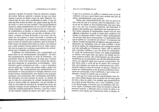 •
288 A HERMENtUTlCA DO SUJEITO
somente e sempre, do mundo. Trata-se, somente e sempre,
dos outros. Trata-se, somente e sempre, do que nos cerca.
Apenas é preciso ter destas coisas um saber diferente. De-
metrius fala de uma outra modalidade de saber. O que ele
opõe são dois modos de saber: um, pelas causas que ele diz
ser inútil e o outro, em que consiste? Creio que poderíamos
chamá-lo, muito simplesmente, de um modo de saber rela-
cionaL porquanto o que agora há que se ter em conta quan-
do consideramos os deuses, os outros homens, o kósmos, o
mundo, etc., é a relação entre, por um lado, os deuses, os hó-
mens, o mundo, as coisas do mundo, €I por outro, nós. Fa-
zendo de nós mesmos o termo recorrente e constante de
todas estas relações, é que deveremos conduzir nosso olhar
para as coisas do mundo, para os deuses e para os homens. É
neste campo de relação entre todas as coisas e nós mesmos
que o saber poderá e deverá desenvolver-se. Saber relacio-
nal: esta me parece ser a primeira característica do conheci-
ment? que é validado por De.metrius.
E também um conhecimento com a propriedade, por
assim dizer, de ser imediatamente transcriptível - de resto,
está imediatamente transcrito no texto de Demetrius - em
prescrições. Trata-se, diz Demetrius, de saber que o homem
tem pouco a temer dos homens, nada a temer dos deuses,
que deve desprezar os ornamentos, as frivolidades - tanto
tormento quanto ornamento da vida -, e que é necessário
que ele saiba quea morte não produz males e acaba com
muitos deles. São conhecimentos que, estabelecendo-se e
formulando-se como princípios de verdade, oferecem-se ao
mesmo tempo, solidariamente, sem distância nem qualquer
mediação, como prescrições. São constatações prescritivas.
São princípios nos dois sentidos do termo: no sentido de
que se trata dos enunciados de verdade fundamental dos
quais os outros podem ser deduzidos; e de que também se
trata do enunciado de preceitos de condutas- aos quais, em
qualquer situação, há que submeter-se. O que aqui está em
causa são verdades prescritivas. Portanto, o que há a conhe-
cer são relações: relações do sujeito com tudo o que o cerca.
'fI
l
'I)
I
,1
I
j
.'
)1
~j
J
r
AULA DE 10 DE FEVEREIRO DE 1982 289
O que há a conhecer, ou melhor, a maneira como se há de
conhecer, é tal que o que é dado como verdade seja lido, de
saída e imediatamente, como preceito.
Enfim, são conhecimentos tais que, uma vez que se os
tem, uma vez que se os possui, uma vez adquiridos, o mo-
do de ser do sujeito se acha transformado, pois que é gra-
ças a isto que nos tornamos melhores, diz Demetrius. É
graças a isto também que, respeitando-nos mais que aos ou-
tros, tendo escapado às tempestades, fixamo-nos em uma
cahnaria inalterável. In solido et sereno stare: podemos nos
manter no elemento sólido e sereno13. Estes conhecimentos
nos tornam beati (bem-aventurados)!' e é justamente nisto
que se opõem ao ornamento da cultura. O ornamento da
cultura consiste precisamente em alguma coisa que pode per-
feitamente ser verdadeira, mas em nada modifica o modo
de ser do sujeito. Os conhecimentos, por consegumte inúteis,
que são rejeitacRJs por Demetrius, repito, não se definem
pelo conteúdo. Definem-, por um modo de connecimen-
to, modo de conhecimento causal, com dupla propriedade,
ou melhor, com dupla falta, que agora, em relação aos de-
mais,podemos definir: são conhecimentos que não podem
transformar-se em prescrições, que não têm pertinência pres-
crítiva; em segundo lugar, que, quando os possuímos, não
têm efeito sobre o modo de ser do suje.ito. Em contrapar-
tida, será validado um modo de conhecimento que, consi-
derando todas as coisas do mundo (os deuses, o kósmos, os
outros, etc.) relativamente a nós, de pronto poderemos trans-
crever em prescrições, e elas modificarão o que somos, mo-
dificarão o estado do sujeito que as conhece.
Creio que aí se acha uma das caracterizações mais cla-
ras e mais nítidas daquilo que me parece ser um traço geral
de toda a ética do saber e da verdade qUeencoIltraremos
nas outras escolas filosóficas, isto é, que a divisória, o pon-
to de diferenciação, a fronteira que se estabelece, não con-
cerne, repito, à distinção entre coisas do mundo e coisas da
natureza humana: a distinção está no modo do saber e na
maneira como aquilo que conhecemos sobre os deuses, -os
/
.......
 