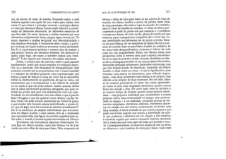 ..
370 A HERMENtUTICA DO SUJEITO
50S, de nervos, de veias, de artérias. Enquanto sopro, a cada
instante expulso uma parte de meu sopro para aspirar uma
outra. O que resta é o princípio racional, o princípio diretor,
e é este que devemos liberar. Temos neste exercício a combi-
nação de diferentes elementos, de diferentes exercícios de
que lhes falei. Da carne, fazemos a análise material por seus
elementos componentes: lama, sangue, água, nervos, etc. Do
sopro, fazemos a análise temporal: sua descontinuidade e
sua perpétua renovação. E finalmente resta a razão, o princí-
pio racional, em [que] podemos encontrar nossa identidade.
Em IV, 4, encontramos também o mesmo tipo de análise: o
que somos? Somos um elemento terrestre, um elemento lí-
quido, calpr, fogo, um sopro, e também somos uma inteli-
gência37
. E isto quanto aos exercícios de análise elementar.
Enfim, o terceiro tipo de exercício, sobre o qual passarei
rapidamente, posto que muito simples, é a redução descri-
tiva' ou a descrição com finalidade de desqualificação. Este
exercício consiste em se proporcionar, com a maior exatidão
e o máximo de detalhes possível, uma representação que
tenha'o papel de reduzir a coisa tal como ela se apresenta,
reduzi-la relativamente às aparências de que se cerca, aos
ornamentos que a acompanham e aos efeitos de sedução
ou de medo a que ela pode induzir. Assim, quando temos
sob os olhos um homem poderoso, arrogante, que quer os-
tentar seu poder, que quer nos impressionar com sua supe-
rioridade ou nos amedrontar com sua cólera, o que é preciso
fazer? Imagina o que faz quando come, dorme, copula, de-
feca. Então, ele pode sempre ensoberbar-se.Vimos há pouco
a que mestre este homem estava subordinado, e podes di-
zer que ele klgo cairá sob a tutela de mestres semelhantes38
.
Eis aí os exercícios de análise infinitesimal que encontra-
mos em Marco Aurélio. Como vemos, tem-se a impressão
que, à primeira vista, esta figura do exercício espiritual pelo sa-
ber sobre o mundo é inversa àquela encontrada em Sêneca.
Entretanto, são necessárias algumas observações. Ve-
mos 'lué em Marco Aurélio, como em Sêneca, há de todo
modo um certo olhar de cima para baixo. Mas, enquanto em
.I.....
AULA DE 24 DE FEVEREIRO DE 1982 371
Sêneca o olhar de cima para baixo se faz a partir do topo do
mundo, em Marco Aurélio o ponto de partida deste olhar
de cima para baixo não está no topo do mundo. Ao contrário,
está no nível da existência humana. O olhar se efetua pre-
cisamente a partir do ponto em que estamos, e o problema
consiste em descer, de certo modo, abaixo do ponto em que
estamos, para conseguirmos mergulhar até o cerne das coi-
sas, permitindo-nos atravessá-las de ponta a ponta. Trata·
va·se, para Sêneca, de ver desdobrar-se abaixo de nós o con-
junto do mundo.Trata-se para Marco Aurélio, ao contrário, de
ter uma visão desqualificadora, redutora e irônica de cada
coisa em sua singularidade. Enfim, em Sêneca havia uma
perspectiva sobre si mesmo pela qual o sujeito, encontran-
do-se no topo do mundo e vendo o mundo desdobrar-se abai-
xo de si, conseguia perceber-se em suas próprias dimensões,
dimensões limitadas certamente, dimensões minúsculas, mas
que não tinham função de dissolução. Enquanto em Marco
Aurélio o olhar sobre as coisas - e isto é significativo, pois
introduz uma marca no estoicismo, uma inflexão impor-
tante -, este olhar certamente está referido a ele próprio, mas
referido a ele próprio de duas maneiras. Por um lado, trata-
se de mostrar, penetrando no cerne das coisas, apreenden-
do todos os seus mais singulares elementos, quanto somos
livres em relação a elas. Por outro lado, trata-se também e
ao mesmo tempo de mostrar quanto nossa própria identi-
dade - esta pequena totalidade que constituímos a nossos
próprios olhos, esta continuidade no tempo, esta continui-
dade no espaço - é, na realidade, composta apenas de ele-
mentos singulares, elementos distintos, elementos discre-
tos em relação uns aos outros, constituindo, no fundo, uma
/ falsa unidade. A única unidade de que somos capazes e que
pode nos fundar naquilo que somos, a identidade de sujei-
to que podemos e devemos ser em relação a nós mesmos,
é somente aquela que somos enquanto sujeitos razoáveis,
isto é, nada mais que uma parte da razão que preside o mun-
do. Conseqüentemente, se olharmos abaixo de nós, ou antes,
se olharmos a nós mesmos de cima para baixo, nada mais
•
 