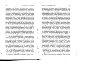 ..
•
384 A HERMENtUTICA DO SUJEITO
de qualquer outro elemento do mundo, ou ao contrário é
necessário um outro tipo de conhecimento, irredutível ao
primeiro, etc.? Em outras palavras, penso que muito espon-
taneamente' colocamos a questão da relação sujeito e co-
nhecimento da seguinte forma: pode haver uma objetivação
do sujeito? O que pretendi lhes mostrar nas duas últimas
aulas foi que na cultura de si da época helenística e roma-
na, quando se coloca a questão da relação sujeito e conheci-
mento, nunca se trata de saber se o sujeito é objetivável, se
se pode aplicar ao sujeito o mesmo modo de conhecimento
que se aplica às coisas do mundo, se o sujeito efetivamente
faz parte das coisas do mundo que são cognoscíveis. Nun-
ca é isto que encontramos no pensamento grego, helenísti-
co e romano. Mas, quando se coloca a questão das relações
sujeito/conhecimento do mundo - é isto que pretendi lhes
mostrar-, encontra-se a necessidade de flexionar o saber so-
bre o mundo de maneira tal que ele tome, para o sujeito, na
experiência do sujeito, para a salvação do sujeito, uma cer-
ta forma e um certo valor espirituais. É esta modalização es-
piritual do sujeito que responde à questão geral: o que acon-
tece com as relações do sujeito com o conhecimento do mun-
do? É isto que pretendi lhes mostrar.
Creio que devemos agora aplicar à questão da áskesis o
mesmo desligamento, a mesma liberação relativamente às
nossas próprias categorias, às nossas próprias questões. Com
efeito, quando colocamos a questão do sujeito na ordem da
prática (não somente o que fazer?, mas também o que
fazer de mim mesmo?), penso que muito espontaneamen-
te - não quero dizer 1/ muito naturalmente, deveria antes
dizer rrtuito historicamente, e isto por uma necessidade
que carregamos - consideramos uma evidência -que a ques-
tão sobre o,que acontece com o sujeito e o que ele deve fa-
zer de si mesmo, [precise ser colocada] em função da lei. Isto.
é, em que, em que medida, a partir de qual fungamento e
atqu.alli,mite o sujeito deve se submeter à lei? Ora, na cul-
tura de si da civilização grega, helenística, romana, o proble-
ma do sujeito em sua relação com a prática conduz, creio, a
,I
~
I
.l.,
~
....
AULA DE 24 DE FEVEREIRO DE 1982 385
algo diferente da questão da lei. Conduz à seguinte ques-
tão: de que modo pode o sujeito agir como convém, ser como
deve, na medida em que não apenas conhece a verdade,
mas na medida em que ele a diz, pratica e exerce? Formu-
lei mal a questão, seria preciso dizer mais exatamente o se-
guinte: a questão que os gregos e os romanos colocam acer-
ca das relações entre sujeito e prática consiste em saber em
que medida o fato de conhecer a verdade, de dizer a verda-
de, de praticar e de exercer a verdade, pode permitir ao su-
jeito não somente agir como deve agir, mas ser como deve
ser e como quer ser. Digamos esquematicamente: onde en-
tendemos, nós modernos, a questão objetivação possível
ou impossível do sujeito em um campo de conhecimentos,
os antigos do período grego, helenístico e romano enten-
diam constituição de um saber sobre o mundo como expe-
riência espiritual do sujeito. E onde nós modernos enten-
demos sujeição do sujeito à ordem da lei, os gregos e os
romanos entendiam constituição do sujeito como fim últi-
mo para' si mesmo, através e pelo exercício da verdade. Há
aí, creio, uma heterogeneidade fundamental que deve nos
prevenir contra qualquer projeção retrospectiva. E diria que
quem quiser fazer a história da subjetividade - ou antes, a
história das relações entre sujeito e verdade - deverá tentar
encontrar a muito longa e muito lenta transfonnação de um
dispositivo de subjetividade, definido pela espiritualidade
do saber e pela prática da verdade pelo sujeito, neste outro
dispositivo de subjetividade que é o nosso e que é coman-
dado, creio, pela questão do conhecimento do sujeito por
ele mesmo e da obediência do sujeito à lei. Nenhum destes
dois problemas (obediência à lei, conhecimento do sujeito
)'lar ele mesmo) era, de fato, fundamental nem mesmo es-
tava presente no pensamento e na cultura antigos. Eraespi-
ritualidade do saber, era I'prática e exercício da verdade.
É a.ssim, penso, que devemos abordar a questão da áskesis;
é ela que pretendo agora estudar nesta aula e na próxima.
Quando falamos de ascese é evidente que, vista atra-
vés de uma certa tradição, esta mesma, aliás muito defonna-
 