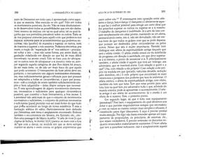 ..
•
388 I1ERMENfUTICA DO SUJEITO
texto de Demetrius em todo caso, é apresentado como aque-
le que se exercita. Mas exercita-se em quê? Não em todos
os movimentos possíveis, diz ele. Não se trata absolutamen-
te de desenvolver todas as possibilidades que nos são dadas.
Nem mesmo de realizar, em tal ou qual setor, tal ou qual fa-
çanha que nos pennitiria prevalecer sobre os outros. Trata-se
de nos preparar somente para aquilo com que podemos nos
deparar, somente para os acontecimentos que podemos en-
contrar, não [porém] de maneira a superar os outros, nem
de maneira a superar a nós mesmos. Podemos ~ncontrar, por.
vezes, a noção de superação de si nos estóicos - procura-
rei voltar a isto -, mas não nesta forma, por assim dizer, da
gradação indefinida em direção ao que há de mais difícil
encontrado na ascese cristã. Não se trata pois de ultrapas-
sar os outros nem de ultrapassar a si mesmo; trata-se, sem-
pre segundo aquela categoria de que lhes falava há pouco,
de ser mais forte, ou de não ser mais fraco do que aquilo
que pode acontecer. O treinamento do bom atleta deve ser,
portanto, o treinamento em alguns movimentos elementa-
res' mas suficientemente gerais e .eficazes para que possam
ser adaptados a todas as circunstâncias, e para que possa-
mos - sob a condição de serem também suficientemente sim-
pIes,e bem adquiridos - deles dispor sempre que necessá-
rio. E esta aprendizagem de alguns movimentos elementa-
res, necessários e suficientes para qualquer circunstância
possível, que constitui o bom treinamento, a boa ascese. E
a paraskeué não será mais do que o conjunto de movimentos
necessários e suficientes, o conjunto de práticas necessárias
e suficientes [para] permitir-nos ser mais fortes do que tudo
que p04sa acontecer ao longo de nossa existência. É esta a
formação atlética do sábio. Particularmente bem definido
por Demetrius, este tema é amplamente encontrado. Embora
também o encontremos em Sêneca, em Epicteto, etc., cito~
lhes uma passagem de Marco Aurélio: A arte de viver [o que
chama de biótica, he biotiké; M.F.] parece-se mais com a luta
 .do que com a dança, na medida em que se deve sempre
manter-se alerta e ereto contra os golpes imprevistos que
I
I
.~
r
!.-
~-
....
AULA DE 24 DE FEVEREIRO DE 1982 389
caem sobre vós.lÜ É interessante esta oposição entre atle-
tismo e dança, luta e dança. O dançarino é obviamente aque-
le que faz o melhor possível para atingir um certo ideal que
lhe permitirá superar os outros ou superar-se a si mesmo.
O trabalho do dançarino é indefinido. já a arte da luta con-
siste simplesmente em estar pronto, mantendo-se em alerta,
permanecendo ereto, isto é, não ser derrubado, não ser me-
nos forte do que todos os golpes com que se pode deparar,
que possam ser desferidos pelas circunstâncias ou pelos
outros. Penso que isto é muito importante. Permite bem
distinguir este atleta da espiritualidade antiga daquele que
será o atleta cristão. O atleta cristão estará na via indefinida
do progresso em direção à santidade, em que deve superar-
se a si mesmo, a ponto de renunciar a si. E principalmente
também, o atleta cristão é aquele que terá um inimigo, um
adversário, que se manterá alerta. Com relação a quem e a
quê? Ora, com relação a ele próprio! Com relação a ele pró-
prio na medida em que (pecado, natureza decaída, sedução
pelo demônio, etc.) é nele próprio que encontrará os mais
venenosos e perigosos dos poderes que terá de enfrentar. O
atleta estóico, o atleta da espiritualidade antiga, com efeito,
também ele tem que lutar. Tem que estar pronto para uma
luta, luta na qual tem por adversário tudo o que, advindo do
mundo exterior, pode se apresentar: o acontecimento. O atle-
ta antigo é um atleta do acontecimento. Já o cristão é um
atleta de si mesmo. Este, o primeiro ponto.
Em segundo lugar, de que é feito este equipamento
(paraskeué)? Pois bem, o equipamento do qual devemos nos
dotar e que permite respondermos sempre que necessário,
./ com os meios ao mesmo tempo mais simples e eficazes, é
constituído pelos lógoi (discursos). E aqui é preciso prestar
muita atenção. Por lógoi não basta entender apenas um equi-
pamento de proposições, de princípios, de axiomas, etc.,
que sejam verdadeiros. É preciso entender os discursos en-
quanto enunciados materialmente existentes. O bom atleta,
que tem a paraskeué suficiente, não é simplesmente aquele
J
 