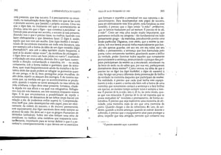 ..
•
392 A HERMENtUTICA DO SUJEITO
está presente, que traz Socorro. E é precisamente no enun-
ciado' na reatualização deste lógos, nesta voz que se faz ouvir
e promete socorro, que [reside1o próprio socorro. Uma vez
que o lógos fale, no momento em que o acontecimento se
produz, uma vez que o lógos - que constitui a paraskeué - se
formule para anunciar seu socorro, o socorro já está presente,
dizendo-nos o que é preciso fazer, ou melhor, fazendo-nos
fazer efetivamente o que devemos fazer. O lógos é, assim,
aquilo que nos vem em auxJ1io. Este lagos boethós é metafo-
rizado de incontáveis maneiras em toda esta literatura, seja
por exemplo sob a forma da idéia de um lógos-remédio (lógos
phannákon)14, seja sob a idéia também muito freqüente, à
qual já fiz alusão várias vezesl5
, da metáfora da pilotagem-
o lógos deve ser como um bom piloto no navio16, mantendo
a tripulação em seus postos, dizendo-lhe o que fazer, susten-
tando a direção, comandando a manobra, etc. - ou ainda,
certamente, sob a forma militar e guerreira, quer da arma-
dura, quer mais freqüentemente ainda da muralha e da for-
taleza atrás das quais podem se refugiar os guerreiros quan-
do em perigo, e de lá, bem protegidos pelas muralhas, do
alto delas, repelir os ataques dos inimigos. É da mesma ma-
neira que, na medida em que os acontecimentos se produ-
zem, quando o sujeito se sente ameaçado na rasa labuta da
vida cotidiana, o 16gos deve estar presente: fortaleza, citade-
la alçada em sua altura e na qual nos refugiamos. Refugia-
mo-nos em nós mesmos, em nós mesmos enquanto somos
lógos. É lá que encontramos a possibilidade de repelir o
acontecimento, de deixarmos de ser hétton (mais fracos) em
relação a ele, de podermos enfim superá-lo. Compreenda-
mos bertf que, para desempenhar este papel, para ser efeti-
vamente da ordem do socorro, e do SOcorro permanente, '
este equipamento dos lógoi razoáveis deve estar sempre ao
alcance da mão. Ele deve ser o que os gregos chamavam de
khrêstikos (utilizável). Sobre isto eles tinham uma série de
metáforas, ou melhor, uma metáfora que reaparecia cons-
tantemente, importante para se tentar definir o que é a pa-
raskeué e, conseqüentemente, o que devem ser os exercícios
~
.
t
AULA DE 24 DE FEVEREIRO DE 1982 393
que formam e mantêm a paraskeué em sua natureza e de-
senvolvimento. Para desempenhar este papel de socorro,.
para ser efetivamente este bom piloto, esta fortaleza ou este
remédio, é preciso que o lógos estejaà mão: prókheíron,
que os latinos traduziam por ad manum. É preciso tê-lo ali,
à mão17
. Creio ser esta uma noção muito importante, que
permanece incluída na categoria - tão fundamental em todo
pensamento grego - da memória, introduzindo porém uma
flexão particular. Digamos, com efeito, que a mnéme (a me-
mória, sob sua forma arcaica) tinha essencialmente por.fun- .
ção não apenas guardar, em seu ser, em seu valor, em seu . 
brilho, o pensamento, a sentença que fora formulada pelo
poeta, como certamente também, guardando assim o brilho
da verdade, poder iluminar todos aqueles que novamente
pronunciassem a sentença, pronunciando-a porque eles pró-
prios participavam da mnéme ou a escutavam, escutavam-na
da boca do aedo ou do sábio que, por sua vez, participavam
diretamente desta mnéme18
• Como vemos, na idéia de que é
preciso ter os lógoi (os lógoi boethikoí, o lógos de socorro) à
mão, há algo um pouco diferente desta preservação do brilho
da verdade na memória daqueles que participam da mnéme.
Na realidade, é preciso que cada qual tenha este equipa-
mento à mão, e assim o tenha não bem sob a forma de uma
memória que novamente cantará a sentença e a fará brilhar
em sua luz, ao mesmo tempo sempre nova e sempre a mes-
ma. É preciso tê-lo à mão, isto é, tê-lo, de certo modo, qua-
se que nos músculos. É preciso tê-lo de tal maneira que se
possa reatualizá-Ia* imediata e prontamente, de forma au-
tomática. É preciso que seja realmente uma memória de ati-
vidade, uma memória mais de ato que uma memória de
. canto. Quando chegar o dia do infortúnio, do luto, do aci-
/ dente, quando a morte ameaçar, quando se estiver doente e
sofrendo, é preciso que o equipamento atue para proteger a
alma, impedir que seja atingida, permitir que conserve sua
.. É preciso entender aqui: a paraskeué.
-. J
 