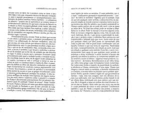 ..
402 A HERMENtUTICA DO SUJEITO
escutar Como se deve; ler e escrever como se deve; e tam-
bém falar, é isto que, enquanto técnica do discurso verdadei-
ro' será o suporte permanente e o acompanhamento inin-
terrupto da prática ascética. Vemos também - e voltaremos
ao assunto - quanto isto se aproxima e ao mesmo tempo é
profundamente diferente do que será a escuta da Palavra ou
a relação ao Texto na espiritualidade cristã. Assim, são estas
três coisas que hoje tentarei lhes explicar, a saber: primeiro,
a escuta como prática de ascese, entendida como subjetiva-
ção do verdadeiro; em seguida, leitura e escrita; por fim, em
terceiro lugar, a palavra.
Primeiramente pois, escutar. Pode-se dizer que escutar
é Com efeito o primeiro passo, o primeiro procedimento na
ascese e na subjetivação do discursó verdadeiro, uma vez
que escutar, em uma cultura que sabemos bem ter sido fun-
damentalmente oral, é o que permitirá recolher o lógos, reco-
lher o que se diz de verdadeiro. Mas, conduzida como con-
vêm, a escuta é também o que levará o indivíduo a persua-
dir-se da verdade que se lhe diz, da verdade que ele entontra
no lógos. E enfim a escuta será o primeiro momento deste
procedimento pelo qual a verdade ouvida, a verdade escuta-
da e recolhida como se deve, irá de algum modo entranhar-se
. no sujeito, incrustar-se nele e começar 'a tomar-se suus (a
tomar-se sua) e a constituir assim a matriz do êtJws. A passa-
gem da alétheia ao êthos (do discurso verdadeiro ao que será
regra fundamental de conduta) começa seguramente com
a escuta. Encontramos o ponto de partida e a necessidade
desta ascese da escuta no que os gregos reconheciam como
a naturezal'rofundamente ambígua da audição. E esta na-
tureza am5ígua da audição está expressa em alguns textos.
Um dos mais claros e explícitos sobre o assunto é o tratado
de Plutarco denominado precisamente Feri toú akoúein (tra-
duzível [por] De audiendo:Tratado da escuta)3 Neste Tratado
da escuta, Plutarco retoma um tema que afirma explicitamen-
te ter tomado de Teofrasto e que, de fato, procede de toda
uma problemática grega traclicional. Diz ele que, no fundo,
a audição, o ouvir, é ao mesmo tempo o mais pathetikós e o
r,
l,
,

_ t .1.. .
•
AULA DE 3 DE MARÇO DE 1982 403
mais logikós de todos os sentidos. O mais pathetikós, isto é,
o mais - traduzamos grosseira e esquematicamente - /I pas-
sivo de todos os sentidos'. Significa que na audição, mais
do que em qualquer outro sentido, a alma encontra-se pas-
siva em relação ao mundo exterior e exposta atodos os acon-
tecimentos que dele lhe advêm e que podem surpreendê-la.
Plutarco assim explica: não se pode não ouvir o que se passa
ao redor de si. No final das contas, pode-se recusar a olhar:
fecha-se os olhos. Pode-se recusar a tocar em alguma coisa.
Pode-se recusar a degustar alguma coisa. Não se pode não
ouvir. Ademais, diz ele, o que prova a passividade da audi-
ção é que o próprio corpo, o indivíduo físico arrisca-se a ser
surpreendido e abalado pelo que ouve, muito mais do que
por qualquer objeto que [lhe] possa ser apresentado pela
visão ou pelo tato. Não se pode evitar o sobressalto com um
barulho violento e que nos toma de improviso. Passividade
do corpo, conseqüentemente, em relação ao ouvir, mais que
em relação a qualquer outro sentido. E por fim o ouvir é evi-
dentemente mais capaz do que qualquer outro sentido de
enfeitiçar a alma, recebendo e sendo sensível à lisonja das
palavras, aos efeitos da retórica, ou certamente também sen-
do sensível a todos os efeitos - algumas vezes positivos, ou-
tIas nocivos - da música. Reconhecemos aí um velho tema,
um velho tema grego cujas formulações foram numerosas.
Em todos estes textos a respeito da passividade da audição,
a referência a Ulisses, certamente, é uma regra: Ulisses que
chegou a vencer todos os sentidos, a dominar inteiramente
a si mesmo, a recusar todos os prazeres que se podiam apre-
sentar. Porém, quando costeia aregião em que ,ncontrará as
Sereias - nada, nem sua coragem, nem seu domínio de si,
/ nem sua sophrosyne, nem sua phrónesis, podia impedi-lo de
ser vítima delas, enfeitiçado por seus cantos e por sua mú-
sica. Ele é obrigado a tapar as orelhas dos marinheiros e fa-
zer-se atar ao mastro, tanto sabe que seu ouvir, sua escuta
é o mais pathetikós de todos os seus sentidos'- Lembremos
também o que cliz Platão a respeito dos poetas, a respeito
da música, etc6
Portanto, o ouvir é o mais pathetikós de todos
 