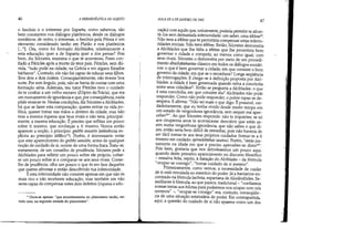 46 A HERMENtUTICA DO SUJEITO
o fascínio e o interesse por Esparta, como sabemos, são
bem constantes nos diálogos platônicos, desde os diálogos
socráticos; de outro, o interesse, o fascínio pela Pérsia é um
elemento considerado tardio em Platão e nos platônicos
[...*]. Ora, como foi formado Alcibíades, relativamente a
esta educação, quer a de Esparta quer a dos persas? Pois
bem, diz Sócrates, examina o que te aconteceu. Foste con-
fiado a Péricles após a morte de teus pais. Pérides, sem dú-
vida, tudo pode na cidade, na Grécia e em alguns Estados
bárbaros. Contudo, ele não foi capaz de educar seus filhos.
Teve dois e dois inúteis. Conseqüentemente, não tiveste boa
sorte. Por este ângulo, pois, não se havia de contar com uma
formação séria. Ademais, teu tutor Pérides teve o cuidado
de te confiar a um velho escravo (Zópiro da Trácia), que era
um monumento de ignorância e que, por conseqüência, nada
pôde ensinar-te. Nestas condições, diz Sócrates a Alcibíades,
há que se fazer esta comparação: queres entrar na vida po-
lítica, queres tomar nas mãos o destino da cidade, mas não
tens a mesma riqueza que teus rivais e não tens, principal-
mente, a mesma educação. É preciso que reflitas um pouco
sobre ti mesmo, que conheças a ti mesmo. Vemos então
aparecer a noção, o princípio: gnôthi seautón (referência ex-
plícita ao princípio délfico!9). Porém, é interessante notar
que este aparecimento do gnôthi seautón, antes de qualquer
noção de cuidado de si, ocorre de uma forma fraca. Trata-se,
meramente, de um conselho de prudência. Sócrates pede a
Alcibíades para refletir um pouco sobre ele próprio, voltar-
se um pouco sobre si e comparar-se aos seus rivais. Conse-
lho de prudência: olha um pouco o que és em face daqueles
que queres afrontar e então descobrirás tua inferioridade.
E esta inferioridade não consiste apenas em que não és
mais rico e não recebeste educação, mas também em não
seres capaz de compensar estes dois defeitos (riqueza e edu-
,. Ouve-se apenas: que encontraremos no platonismo tardio, em
todo caso, na segunda metade do platonismo.
AULA DE 6 DE JANEIRO DE 1982 47
cação) com aquilo que, unicamente, poderia permitir-te afron-
tá-los sem demasiada inferioridade: um saber, uma tékhne'0
Não tens a tékhne que te permitiria compensar estas inferio-
ridades iniciais. Não tens tékhne. Então, Sócrates demonstra
a Alcibíades que lhe falta a tékhne que lhe permitiria bem
governar e cidade e competir, ao menos como iguat com
seus rivais. Sócrates o demonstra por meio de um procedi-
mento absolutamente clássico em todos os diálogos socráti-
cos: o que é bem governar a cidade; em que consiste o bom
governo da cidade; em que se o reconhece? Longa seqüência
de interrogações. E chega-se à definição proposta por Alci-
bíades: a cidade é bem governada quando reina a concórdia
entre seus cidadãos2
!. Então se pergunta a Alcibíades: o que
é esta concórdia, em que consiste ela? Alcibíades não pode
responder. Como não pode responder, o pob:e rapaz se de-
sespera. E afirma: Não sei mais o que digo. E possível, ver-
dadeiramente, que eu tenha vivido desde muito tempo em
um estado de vergonhosa ignorância, sem sequer.me aper-
ceber. Ao que Sócrates responde: não te inquietes; se só
aos cinqüenta anos te acontecesse descobrir que estás as-
sim numa vergonhosa ignorância, que não sabes o que di-
zes, então seria bem difícil de remediar, pois não haveria de
ser fácil tomar-te aos teus próprios cuidados (tomar-te a ti
mesmo em cuidado: epimelethênai sautou). Porém, estás jus-
tamente na idade em que é preciso aperceber-se disto.
Pois bem, gostaria que nos detivéssemos um pouco aqui,
quando deste primeiro aparecimento no discurso filosófico
- ressalva feita, repito, à datação do Alcibíades - da fórmula
ocupar-se consigo, tomar cuidado de si mesmo.
Primeiramente, como vemos, a necessidade de cuidar
de si está vinculada ao exercício do poder. Já a havíamos en-
contrado na fórmula lacônia, espartana de Alexândrides. Se-
melhante à fórmula, ao que parece, tradicional- confiamos
nossas terras aos hilotas para podermos nos ocupar com nós
mesmos -, ocupar-se consigo era, contudo, conseqüên-
cia de uma situação estatutária de poder. Em contrapartida,
aqui, a questão do cuidado de si não aparece como um dos
1
 