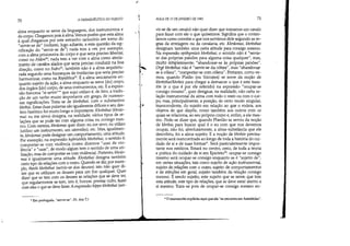 70 A HERMENtUTlCA DO SUJEITO
alma enquanto se serve da linguagem, dos instrumentos e
do corpo. Chegamos pois à alma.Vemos porém que esta alma
à qual chegamos por este estranho raciocínio em tomo do
servir-se de (voltarei, logo adiante, a esta questão da sig-
nificação do servir-se de) nada tem a ver, por exemplo,
com a alma prisioneira do corpo e que seria preciso libertar,
como no Fédon30; nada tem a ver com a alma como atrela-
mento de cavalos alados que seria preciso conduzir na boa
direção, como no Fedrol; também não é a alma arquitetu-
rada segundo uma hierarquia de instâncias que seria preciso
harmonizar, como na República32
É a alma unicamente en-
quanto sujeito da ação, a alma enquanto se serve [do] corpo,
dos órgãos [do] corpo, de seus instrumentos, etc. E a expres-
são francesa se servir* que aqui utilizo é, de fato, a tradu-
ção de um verbo muito importante em grego, de numero-
sas significações. Trata-se de khrêsthai, com o substantivo
khrêsis. Estas duas palavras são igualmente clifíceis e seu des-
tino histórico foi muito longo e importante. Khrêsthai (khráo-
maio eu me sirvo) designa, na realidade, vários tipos de re-
lações que se pode ter com alguma coisa ou consigo mes-
mo. Com certeza, khráomai quer dizer: eu me sirvo, eu utilizo
(utilizo um instrumento, um utensílio), etc. Mas, igualmen-
te, khráomai pode designar um comportamento, uma atitude.
Por exemplo, na expressão hybristikôs khrêsthai, o sentido é:
comportar-se com violência (como dizemos usar de vio-
lência e usar, de modo algum tem o sentido de uma uti-
lização, mas de comportar-se com violência). Portanto, khráo-
mai é igualmente uma atitude. Khrêsthai designa também
certo tipo de relações com o outro. Quando se diz, por exem-
plo, theoís khrêsthai (servir-se dos deuses) isto não quer di-
zer que se utilizam os deuses para um fim qualquer. Quer
dizer que se tem com os deuses as relações que se deve ter,
que regularmente se tem, isto é, honrar, prestar culto, fazer
com eles o que se deve fazer. A expressão híppo khrêsthai (ser-
.. Em português, servir-se. (N. dos T.)
(1.
11.
.
.1. ,.
AULA DE 13 DE JANEIRO DE 1982 71
vir-se de um cavalo) não quer dizer que tomamos um cavalo
para fazer com ele o que quisermos. Significa que o contro-
lamos como convém e que nos servimos dele segundo as re-
gras da atrelagem ou da cavalaria, etc. Khráomai, khrêsthai
designam também uma certa atitude para consigo mesmo.
Na expressão epithymíais khrêsthai, o sentido não é servir-
se das próprias paixões para alguma coisa qualquer, mas,
muito simplesmente, H abandonar-se às próprias paixões.
Orgê khrêsthai não é servir-se da cólera, mas abandonar-
se à cólera, comportar-se com cólera.. Portanto, como ve-
mos, quando Platão (ou Sócrates) se serve da noção de
khrêsthailkhrêsis para chegar a demarcar o que é este heau-
tón (e o que é por ele referido) na expressão ocupar-se
consigo mesmo, quer designar, na realidade, não certa re-
lação instrumental da alma com todo o resto ou com o cor-
po, mas, princípalmente, a posição, de certo modo singular,
transcendente, do sujeito em relação ao que o rodeia, aos
objetos de que dispõe, como também aos outros com os
quais se relaciona, ao seu próprio corpo €, enfim, a ele mes-
mo. Pode-se dizer que, quando Plantão se serviu da noção
de khrêsis para buscar qual é o eu com que nos devemos
ocupar, não foi, absolutamente, a alma-substância que ele
descobriu, foi a alma-sujeito. E a noção de khrêsis precisa-
mente será reencontrada ao longo de toda a história do cui-
dado de si e de suas formas*. Será particularmente impor-
tante nos estóicos. Estará no centro, creio, de toda a teoria
e prática do cuidado de si em Epicteto: ocupar-se consigo
mesmo será ocupar-se consigo enquanto se é sujeito de,
em certas situações, tais como sujeito de ação instrumental,
sujeito de.relações com o outro, sujeito de comportamentos
e de atitudes em geral, sujeito também da relação consigo
mesmo. É sendo sujeito, este sujeito que se serve, que tem
esta atitude, este tipo de relações, que se deve estar atento a
si mesmo. Trata-se pois de ocupar-se consigo mesmo en-
li- O manuscrito explicita aqui que ela se encontra em Aristóteles.
II
 