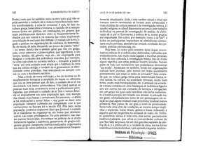 140 A HERMENWTICA DO SUJEITO
Porém, creio que há também outro motivo pelo qual não se
pode assimilar o cuidado de si, mesmo incondicionado, mes-
mo autofinalizado, a uma lei universal: é que, de fato, na
cultura grega, helenística e romana, o cuidado de si sempre
tomou forma em práticas, em instituições, em grupos, que
eram perfeitamente distintos entre si, freqüentemente fe-
chados uns aos outros e, na maioria das vezes, implicando
uma relação de exclusão dos demais. O cuidado de si era li-
gado a práticas ou organizações de confraria, de fraternida-
de, de escola, de seita. Abusando um pouco da palavra seita
_ ou antes, dando-lhe o sentido geral que tem em grego,
pois, como sabemos, a palavra génos, que significava, a um
tempo, família, clã, gênero, raça, etc., era empregada para
designar o conjunto dos individuos reunidos, por exemplo,
na seita epicurista ou na seita estóica -, tomando a palavra
seita em uma acepção mais ampla que a habitual, eu diria
que, na cultura antiga, o cuidado de si generalizou-se efeti-
vamente como princípio, mas articulando-se sempre com
um ou com o fenômeno sectário.
Mas, a título de mera indicação, a fim de mostrar ou de
simplesmente demarcar a amplidão do leque, eu afirmaria
que não se deve pensar que, de fato, o cuidado de si só era
encontrado nos meios aristocráticos. Não [são] apenas as
pessoas mais ricas, econômica, social e politicamente privi-
legiadas, que praticam o cuidado de si. Nós o vemos difun-
dir-se amplamente em uma população que, com exceção
das classes mais baixas e certamente dos escravos - e ainda
aí há retificações a serem feitas -, era, pode-se dizer, uma
população bastante cultivada em comparação com a que
conhecemos na Europa até o século XIX. Pois bem, nesta
população, podemos realmente dizer que [vemos] o cuidado
de si manifestar-se, organizar-se, em meios que, absoluta-
mente, não eram privilegiados. No pólo extremo, nas clas-
ses menos favorecidas, encontram-se práticas de si muito
fortemente ligadas à existência, geralmente, de grupos reli-
giosos' grupos claramente institucionalizados, organizados
em tomo de cultos definidos, com procedimentos freqüen-
AULA DE 20 DE JANEIRO DE 1982 141
temente ritualizados. Aliás, é este caráter cultuaI e ritual que
tornava menos necessárias as formas mais sofisticadas e
mais eruditas da cultura pessoal e da investigação teórica. O
quadro religioso e cultual dispensava um pouco este trabalho
individual ou pessoal de investigação, de análise, de elabo-
ração de si por si. Entretanto, a prática de si, nestes grupos,
era importante. Em cultos, por exemplo, como o de Isis13, a
todos os participantes impunham-se abstinências alimen-
tares muito precisas, abstinências sexuais, confissão dos pe-
cados, práticas penitenciais, etc.
Pois bem, no outro pólo extremo deste leque, encan-
tramos práticas de si sofisticadas, elaboradas, cultivadas que,
evidentemente, são muito mais ligadas a escolhas pessoais,
à vida de ócio cultivada, à investigação teórica. Isto de modo
algum significa que estas práticas fossem isoladas. Faziam
parte de todo um movimento que poderíamos denominar
da moda. Apoiavam-se também, senão em organizações
cultuais bem precisas, pelo menos em redes socialmente
preexistentes, que eram as redes de amizade. Esta amiza-
de que, na cultura grega tinha uma determinada forma, ti-
nha outras, na cultura, na sociedade romanas, muito mais
fortes, muito mais hierarquizadas, etc. A amizade na socieda-
de romana consistia em uma hierarquia de individuos ligados
uns aos outros por um conjunto de serviços e obrigações;
em um grupo no qual cada individuo não tinha exatamen-
te a mesma posição em relação aos demais. A amizade era,
em geral, centralizada em tomo de um personagem em re-
lação ao qual alguns estavam mais próximos e [outros] menos
próximos. Para passar de um grau a outro de proximidade,
havia toda uma série de condições, ao mesmo tempo implí-
citas e explícitas, havia rituais, gestos e frases indicando a
alguém que ele progredira na amizade de outro, etc. Enfim,
se quisermos, temos aí toda uma rede social, parcialmente
institucionalizada, que, afora as comunidades cultuais de
que lhes falei há pouco, foi um dos grandes suportes da prá-
tica de si. E a prática de si, o cuidado da alma, na sua forma
individual e interindividual, está apoiada naqueles fenôme-
Instituto de PsiCOlogia - UFRGS
--- Biblioteca
I'A
( ..1
 