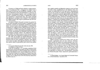 XVI A HERMENfUTICA DO SUJEITO
o ensino no Collége de France obedece a regras particu-
lares. Os professores têm a obrigação de cumprir vinte e
seis horas de ensino por ano (podendo a metade, no máxi-
mo, ser oferecida na forma de seminários3). A cada ano, de-
vem expor uma pesquisa original, o que os obriga a sempre
renovar o conteúdo de seu ensino. A assistência às aulas e
aos seminários é inteiramente livre; não requer inscrição
nem diploma. E o professor não os fornece'. No vocabulário
do Collége de France, diz-se que os professores não têm alu-
nos, mas ouvintes.
As aulas de Michel Foucault ocorriam às quartas-fei-
ras, do início de janeiro ao fim de março. A assistência, muito
numerosa, composta de estudantes, professores, pesquisa-
dores, curiosos, muitos deles estrangeiros, mobilizava dois
anfiteatros do Collége de France. Michel Foucault muitas ve-
zes lamentou a distância que isto podia instalar entre ele e
seu "público", e o pouco intercâmbio possibilitado pela for-
ma do curso'. Ele almejava um seminário que fosse lugar de
um verdadeiro trabalho coletivo. Fez diferentes tentativas
neste sentido. Nos últimos anos, no final da aula, dedicava
um logo tempo para responder às perguntas dos ouvintes.
Em 1975, um jornalista do Nouvel Observateur, Gérard
Petiljean, assim transcrevia a atmosfera dos cursos: "Quando
Foucault entra na arena, dinâmico, decidido, como alguém
que se lança na água, salta algumas pessoas para chegar à
sua cadeira, afasta os gravadores para colocar seus papéis,
3. Éo que fez Michel Foucault até o início dos anos 1980.
4. No âmbito do College de France.
5. Em 1976, na esperança - vã - de reduzir a assistência, Michel
Foucault mudou a hora da aula que passou de 17h45, no final da tarde,
para às 9 horas da manhã. Cf. o início da primeira-aula (7 de janeiro de
1976) de "Il faut défendre la société". Cours au College de France, 1976, ed. s.
dir. F. Ewald & A. Fontana, por M. Bertani & A. Fontana, Paris, Galli·
mard/Seuil, 1997. [Trad. bras. de Maria Ennantina Galvão, Em defesa da
sociedade. Curso no College de France (1975·1976), São Paulo, Martins Fon·
tes, 1999. (N. dos T.)]
NOTA XVII
tira o paletó, acende uma lâmpada e arranca a cem por hora.
Voz forte, eficaz, amplificada por alto-falantes, única con-
cessão ao modernismo de uma sala pouco iluminada por
uma luz que se eleva de cúpulas de estuque. Há trezentos
lugares e quinhentas pessoas aglomeradas, preenchendo o
menor espaço livre [...]. Nenhum efeito de oratória. É límpi-
do e terrivelmente eficaz. Nenhuma concessão à improvisa-
ção. Foucault tem doze horas por ano para explicar, em curso
público, o sentido de sua pesquisa durante o ano que aca-
ba de transcorrer. Então, ele se adensa ao máximo e preen-
che as margens como aqueles correspondentes que ainda
têm muito a dizer quando chegam ao fim da página. 19h15.
Foucault pára. Os estudantes precipitam-se à sua mesa.
Não para lhe falar, mas para desligar os gravadores. Não há
perguntas. Na confusão, Foucault está só." E Foucault co-
mentará: "Seria preciso poder discutir o que propus. Por ve-
zes, quando a aula não foi boa, bastaria pouca coisa, uma
pergunta, para tudo reordenar. Mas esta pergunta nunca
vem. Na França, o efeito de grupo toma impossível qual-
quer discussão real. E, como não há canal de retomo, o cur-
so se teatraliza. Tenho com as pessoas presentes uma rela-
ção de ator ou de acrobata. E, quando termino de falar, uma
sensação de total solidão'-.."
Michel Foucault conduzia seu ensino como um pes-
quisador: explorações para um livro vindouro, desbrava-
mento também de éampos de problematização, que se for-
mulariam mais como um convite lançado a eventuais pes-
·quisadores. É por isto que os cursos no Collége de France não
duplicam os livros publicados. Não são seu esboço, ainda
que alguns temas possam ser comuns a livros e cursos. Eles
têm seu próprio estatuto. Concernem a um regime discur-
sivo específico no conjunto dos 11 atos filosóficos" efetuados
por Michel Foucault. Neles, desenvolve particularmente o
6. Gérard Petitjean, "Les Grands Prêtres de L'Université Françai-
se", Le Nouvel Observateur, 7 de abril de 1975.
 