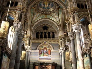 La luxuriance du décor de la nef et ses colonnes « orientales » à l’étonnante finesse
 