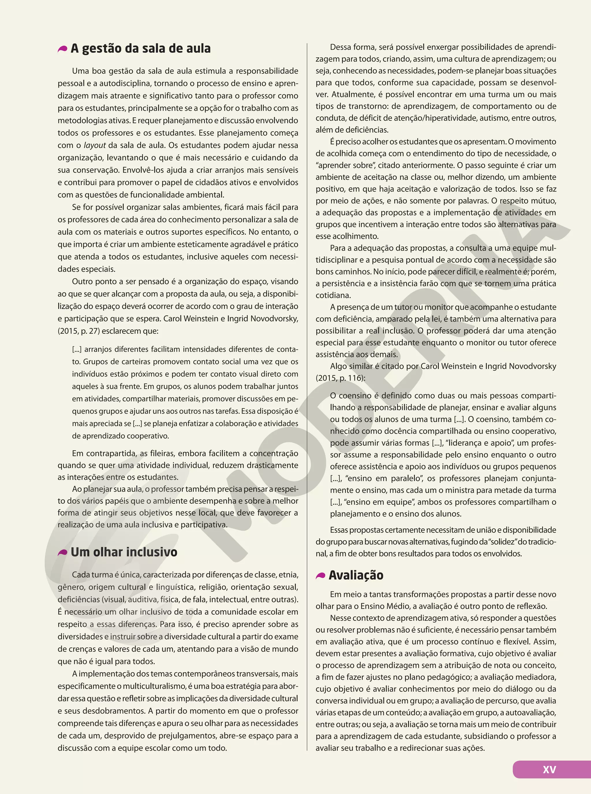 A gestão da sala de aula
Uma boa gestão da sala de aula estimula a responsabilidade
pessoal e a autodisciplina, tornando o processo de ensino e apren-
dizagem mais atraente e significativo tanto para o professor como
para os estudantes, principalmente se a opção for o trabalho com as
metodologias ativas. E requer planejamento e discussão envolvendo
todos os professores e os estudantes. Esse planejamento começa
com o layout da sala de aula. Os estudantes podem ajudar nessa
organização, levantando o que é mais necessário e cuidando da
sua conservação. Envolvê-los ajuda a criar arranjos mais sensíveis
e contribui para promover o papel de cidadãos ativos e envolvidos
com as questões de funcionalidade ambiental.
Se for possível organizar salas ambientes, ficará mais fácil para
os professores de cada área do conhecimento personalizar a sala de
aula com os materiais e outros suportes específicos. No entanto, o
que importa é criar um ambiente esteticamente agradável e prático
que atenda a todos os estudantes, inclusive aqueles com necessi-
dades especiais.
Outro ponto a ser pensado é a organização do espaço, visando
ao que se quer alcançar com a proposta da aula, ou seja, a disponibi-
lização do espaço deverá ocorrer de acordo com o grau de interação
e participação que se espera. Carol Weinstein e Ingrid Novodvorsky,
(2015, p. 27) esclarecem que:
[...] arranjos diferentes facilitam intensidades diferentes de conta-
to. Grupos de carteiras promovem contato social uma vez que os
indivíduos estão próximos e podem ter contato visual direto com
aqueles à sua frente. Em grupos, os alunos podem trabalhar juntos
em atividades, compartilhar materiais, promover discussões em pe-
quenos grupos e ajudar uns aos outros nas tarefas. Essa disposição é
mais apreciada se [...] se planeja enfatizar a colaboração e atividades
de aprendizado cooperativo.
Em contrapartida, as fileiras, embora facilitem a concentração
quando se quer uma atividade individual, reduzem drasticamente
as interações entre os estudantes.
Aoplanejarsuaaula,oprofessortambémprecisapensararespei-
to dos vários papéis que o ambiente desempenha e sobre a melhor
forma de atingir seus objetivos nesse local, que deve favorecer a
realização de uma aula inclusiva e participativa.
Um olhar inclusivo
Cada turma é única, caracterizada por diferenças de classe, etnia,
gênero, origem cultural e linguística, religião, orientação sexual,
deficiências (visual, auditiva, física, de fala, intelectual, entre outras).
É necessário um olhar inclusivo de toda a comunidade escolar em
respeito a essas diferenças. Para isso, é preciso aprender sobre as
diversidades e instruir sobre a diversidade cultural a partir do exame
de crenças e valores de cada um, atentando para a visão de mundo
que não é igual para todos.
A implementação dos temas contemporâneos transversais, mais
especificamenteomulticulturalismo,éumaboaestratégiaparaabor-
daressaquestãoerefletirsobreasimplicaçõesdadiversidadecultural
e seus desdobramentos. A partir do momento em que o professor
compreende tais diferenças e apura o seu olhar para as necessidades
de cada um, desprovido de prejulgamentos, abre-se espaço para a
discussão com a equipe escolar como um todo.
Dessa forma, será possível enxergar possibilidades de aprendi-
zagem para todos, criando, assim, uma cultura de aprendizagem; ou
seja,conhecendoasnecessidades,podem-seplanejarboassituações
para que todos, conforme sua capacidade, possam se desenvol-
ver. Atualmente, é possível encontrar em uma turma um ou mais
tipos de transtorno: de aprendizagem, de comportamento ou de
conduta, de déficit de atenção/hiperatividade, autismo, entre outros,
além de deficiências.
Éprecisoacolherosestudantesqueosapresentam.Omovimento
de acolhida começa com o entendimento do tipo de necessidade, o
“aprender sobre”, citado anteriormente. O passo seguinte é criar um
ambiente de aceitação na classe ou, melhor dizendo, um ambiente
positivo, em que haja aceitação e valorização de todos. Isso se faz
por meio de ações, e não somente por palavras. O respeito mútuo,
a adequação das propostas e a implementação de atividades em
grupos que incentivem a interação entre todos são alternativas para
esse acolhimento.
Para a adequação das propostas, a consulta a uma equipe mul-
tidisciplinar e a pesquisa pontual de acordo com a necessidade são
bons caminhos. No início, pode parecer difícil, e realmente é; porém,
a persistência e a insistência farão com que se tornem uma prática
cotidiana.
A presença de um tutor ou monitor que acompanhe o estudante
com deficiência, amparado pela lei, é também uma alternativa para
possibilitar a real inclusão. O professor poderá dar uma atenção
especial para esse estudante enquanto o monitor ou tutor oferece
assistência aos demais.
Algo similar é citado por Carol Weinstein e Ingrid Novodvorsky
(2015, p. 116):
O coensino é definido como duas ou mais pessoas comparti-
lhando a responsabilidade de planejar, ensinar e avaliar alguns
ou todos os alunos de uma turma [...]. O coensino, também co-
nhecido como docência compartilhada ou ensino cooperativo,
pode assumir várias formas [...], “liderança e apoio”, um profes-
sor assume a responsabilidade pelo ensino enquanto o outro
oferece assistência e apoio aos indivíduos ou grupos pequenos
[...], “ensino em paralelo”, os professores planejam conjunta-
mente o ensino, mas cada um o ministra para metade da turma
[...], “ensino em equipe”, ambos os professores compartilham o
planejamento e o ensino dos alunos.
Essaspropostascertamentenecessitamdeuniãoedisponibilidade
dogrupoparabuscarnovasalternativas,fugindoda“solidez”dotradicio-
nal, a fim de obter bons resultados para todos os envolvidos.
Avaliação
Em meio a tantas transformações propostas a partir desse novo
olhar para o Ensino Médio, a avaliação é outro ponto de reflexão.
Nesse contexto de aprendizagem ativa, só responder a questões
ou resolver problemas não é suficiente, é necessário pensar também
em avaliação ativa, que é um processo contínuo e flexível. Assim,
devem estar presentes a avaliação formativa, cujo objetivo é avaliar
o processo de aprendizagem sem a atribuição de nota ou conceito,
a fim de fazer ajustes no plano pedagógico; a avaliação mediadora,
cujo objetivo é avaliar conhecimentos por meio do diálogo ou da
conversa individual ou em grupo; a avaliação de percurso, que avalia
váriasetapasdeumconteúdo;aavaliaçãoemgrupo,aautoavaliação,
entre outras; ou seja, a avaliação se torna mais um meio de contribuir
para a aprendizagem de cada estudante, subsidiando o professor a
avaliar seu trabalho e a redirecionar suas ações.
XV
 