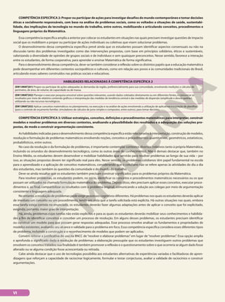 COMPETÊNCIA ESPECÍFICA 2: Propor ou participar de ações para investigar desafios do mundo contemporâneo e tomar decisões
éticas e socialmente responsáveis, com base na análise de problemas sociais, como os voltados a situações de saúde, sustentabi-
lidade, das implicações da tecnologia no mundo do trabalho, entre outros, mobilizando e articulando conceitos, procedimentos e
linguagens próprios da Matemática.
Essa competência específica amplia a anterior por colocar os estudantes em situações nas quais precisam investigar questões de impacto
social que os mobilizem a propor ou participar de ações individuais ou coletivas que visem solucionar problemas.
O desenvolvimento dessa competência específica prevê ainda que os estudantes possam identificar aspectos consensuais ou não na
discussão tanto dos problemas investigados como das intervenções propostas, com base em princípios solidários, éticos e sustentáveis,
valorizando a diversidade de opiniões de grupos sociais e de indivíduos e sem quaisquer preconceitos. Nesse sentido, favorece a interação
entre os estudantes, de forma cooperativa, para aprender e ensinar Matemática de forma significativa.
Para o desenvolvimento dessa competência, deve-se também considerar a reflexão sobre os distintos papéis que a educação matemática
pode desempenhar em diferentes contextos sociopolíticos e culturais, como em relação aos povos e às comunidades tradicionais do Brasil,
articulando esses saberes construídos nas práticas sociais e educativas.
HABILIDADES RELACIONADAS À COMPETÊNCIA ESPECÍFICA 2
(EM13MAT201) Propor ou participar de ações adequadas às demandas da região, preferencialmente para sua comunidade, envolvendo medições e cálculos de
perímetro, de área, de volume, de capacidade ou de massa.
(EM13MAT202) Planejar e executar pesquisa amostral sobre questões relevantes, usando dados coletados diretamente ou em diferentes fontes, e comunicar os
resultados por meio de relatório contendo gráficos e interpretação das medidas de tendência central e das medidas de dispersão (amplitude e desvio padrão),
utilizando ou não recursos tecnológicos.
(EM13MAT203) Aplicar conceitos matemáticos no planejamento, na execução e na análise de ações envolvendo a utilização de aplicativos e a criação de planilhas
(para o controle de orçamento familiar, simuladores de cálculos de juros simples e compostos, entre outros), para tomar decisões.
COMPETÊNCIA ESPECÍFICA 3: Utilizar estratégias, conceitos, definições e procedimentos matemáticos para interpretar, construir
modelos e resolver problemas em diversos contextos, analisando a plausibilidade dos resultados e a adequação das soluções pro-
postas, de modo a construir argumentação consistente.
Ashabilidadesindicadasparaodesenvolvimentodessacompetênciaespecíficaestãorelacionadasàinterpretação,construçãodemodelos,
resolução e formulação de problemas matemáticos envolvendo noções, conceitos e procedimentos quantitativos, geométricos, estatísticos,
probabilísticos, entre outros.
No caso da resolução e da formulação de problemas, é importante contemplar contextos diversos (relativos tanto à própria Matemática,
incluindo os oriundos do desenvolvimento tecnológico, como às outras áreas do conhecimento). Não é demais destacar que, também no
Ensino Médio, os estudantes devem desenvolver e mobilizar habilidades que servirão para resolver problemas ao longo de sua vida – por
isso, as situações propostas devem ter significado real para eles. Nesse sentido, os problemas cotidianos têm papel fundamental na escola
para o aprendizado e a aplicação de conceitos matemáticos, considerando que o cotidiano não se refere apenas às atividades do dia a dia
dos estudantes, mas também às questões da comunidade e do mundo do trabalho.
Deve-se ainda ressaltar que os estudantes também precisam construir significados para os problemas próprios da Matemática.
Para resolver problemas, os estudantes podem, no início, identificar os conceitos e procedimentos matemáticos necessários ou os que
possam ser utilizados na chamada formulação matemática do problema. Depois disso, eles precisam aplicar esses conceitos, executar proce-
dimentos e, ao final, compatibilizar os resultados com o problema original, comunicando a solução aos colegas por meio de argumentação
consistente e linguagem adequada.
No entanto, a resolução de problemas pode exigir processos cognitivos diferentes. Há problemas nos quais os estudantes deverão aplicar
de imediato um conceito ou um procedimento, tendo em vista que a tarefa solicitada está explícita. Há outras situações nas quais, embora
essa tarefa esteja contida no enunciado, os estudantes deverão fazer algumas adaptações antes de aplicar o conceito que foi explicitado,
exigindo, portanto, maior grau de interpretação.
Há, ainda, problemas cujas tarefas não estão explícitas e para as quais os estudantes deverão mobilizar seus conhecimentos e habilida-
des a fim de identificar conceitos e conceber um processo de resolução. Em alguns desses problemas, os estudantes precisam identificar
ou construir um modelo para que possam gerar respostas adequadas. Esse processo envolve analisar os fundamentos e propriedades de
modelos existentes, avaliando seu alcance e validade para o problema em foco. Essa competência específica considera esses diferentes tipos
de problema, incluindo a construção e o reconhecimento de modelos que podem ser aplicados.
Convém reiterar a justificativa do uso na BNCC de “resolver e elaborar problemas” em lugar de “resolver problemas”. Essa opção amplia
e aprofunda o significado dado à resolução de problemas: a elaboração pressupõe que os estudantes investiguem outros problemas que
envolvem os conceitos tratados; sua finalidade é também promover a reflexão e o questionamento sobre o que ocorreria se algum dado fosse
alterado ou se alguma condição fosse acrescentada ou retirada.
Cabe ainda destacar que o uso de tecnologias possibilita aos estudantes alternativas de experiências variadas e facilitadoras de apren-
dizagens que reforçam a capacidade de raciocinar logicamente, formular e testar conjecturas, avaliar a validade de raciocínios e construir
argumentações.
VI
 