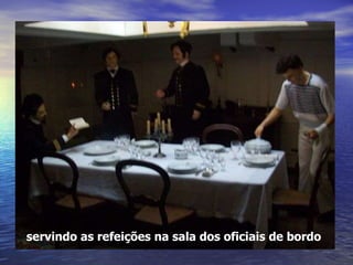 servindo as refeições na sala dos oficiais de bordo 