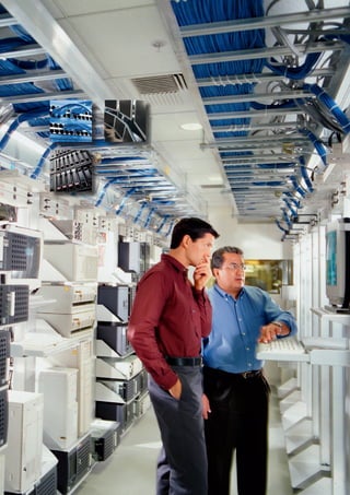 1.1 La composition du Datacenter
•	 Une concentration de ressources infor-
matiques (serveurs + disques + réseau)
dans un bâtiment dédié
•	 Une infrastructure technique assurant la
continuité de l’alimentation électrique, du
refroidissement et de l’accès télécommu-
nication afin que ces ressources informati-
ques soient toujours disponibles
• 	Un bâtiment spécialisé intégrant cette	
infrastructure technique, la salle informa-
tique et assurant la sécurité du site
• 	Un bâtiment situé à proximité d’un point
d’accès de très forte puissance électrique
et d’un point d’accès de très importante
bande passante de télécommunication
Ces ressources informatiques pourront ainsi
assurer avec une très haute disponibilité, et
dans un environnement sécurisé, l’héberge-
ment d’applications logicielles critiques
pour l’économie du pays ou du monde.
1.2 Segmentation des Datacenters
Les Datacenters sont conçus sur deux critères
principaux qui sont la haute disponibilité,
pour que les applications informatiques ne
s’arrêtent jamais et l’efficacité énergétique
pour minimiser la facture énergétique et
l’empreinte carbone de cette activité.
Les Datacenters étaient jusqu’à maintenant
classés par le niveau de disponibilité de ‘1’
avec peu de redondance d’équipements, à ‘4’
avec redondance multiple d’équipements pour
une flexibilité optimale de l’exploitation.
Que signifient les Tier ?
Le Uptime Institute - une association nord américaine - a créé une
classification des datacenters en 4 niveaux (appelés Tier en anglais)
Chaque Tier correspond à des niveaux d’équipements et de disponibi-
lités différents :
•	 Tier 1 désigne les datacenters n’ayant qu’une seule voie pour l’ali-
mentation électrique et le refroidissement, sans redondance des élé-
ments. Ces centres ont une disponibilité nominale correspondant à
un temps d’arrêt cumulé moyen de 28,8 heures par an.
•	 Tier 2 groupe les datacenters n’ayant aussi qu’une seule voie pour
l’alimentation électrique et le refroidissement, mais ayant par
ailleurs des éléments redondants permettant d’atteindre une dispo-
nibilité nominale de 99,749% (soit 22 heures d’arrêt).
•	 Tier 3 est plus évolué : Il comporte plusieurs voies d’alimentation
et de refroidissement dont une seule est active. Des éléments sont
doublés et la maintenance peut se faire souvent sans avoir à arrêter
les machines. La disponibilité est de 99,982%, soit 1,6 heure d’arrêt
dans l’année.
•	 Tier 4 est plus exigeant : il possède plusieurs voies actives en pa-
rallèle pour les alimentations et le refroidissement. Beaucoup d’élé-
ments d’infrastructure sont doublés et « tolérants aux pannes ». La
disponibilité résultante est de 99,995% correspondant à 0,4 heure
d’arrêt par an.
Très grands
Datacenters
2500 m2
2500 kVA
Grands Datacenters
(bâtiment spécialisé dédié)
500 m2
/ 800 kVA
Moyens Datacenters
(bâtiment spécialisé dédié
ou partagé avec des bureaux )
100 m2
/ 160 kVA
Salles serveurs / Petits Datacenters
(au sein d’un bâtiment de bureaux)
Tier 3 - 4
Tier 3 - 4
Tier 1 - 2
Tier 1 - 2
 