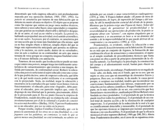 demostrado que toda empresa educativa está profundamente
marcada por esa oposición (Imbert, 1985, 1987, 1992). La
poiesis se caracteriza por tratarse de una fabricación que se
detieneen cuanto alcanza su objetivo.El objeto que sepropone
como fin impone que entren en juego unos medios técnicos,
unos saberesyunos saberhacer,unas capacidadesy competen-
cias que generan un resultado objetivabley definitivo desgaja-
do de su autor, el cual ya no vuelve a tocarlo. La poiesis es,
hablando enpropiedad,una actividad;enel sentido aristotélico,
no es un «acto».Lapraxis, por el contrario, se caracteriza por
seruna acción que no tiene más finalidad que ella misma: aquí
ya no hay ningún objeto a fabricar, ningún objeto del que se
tenga una representación anticipada que permita su elabora-
ción y lo encierre, en cierto modo, dentro de su «resultado»,
sino un acto a realizar en su continuidad, un acto que nunca
termina de veras porque no comporta ninguna finalidad exter-
na a él mismo definida con antelación.
Tenemos, de esemodo, que la educación no puede sernun-
ca por entero unapoiesis, aunque tenga inevitablementecarac-
terísticas de «amaestramiento» que remiten a una imagen, de-
finida previamente, de conformidad social. Reducir la educa-
ción aunapoiesisseríatratar al sujetoeducadocomouna «cosa»
de la quepodría decirse, antes de empezar a educarla, quédebe
ser y de qué modo exacto podrá verificarse si se corresponde
con lo proyectado. Sería, en realidad, negar la educación y
encerrarse en la contradicción que tantas veces hemos visto en
funcionamiento: el educado, para estar «logrado», debe pare-
cerse al educador, pero ese parecido implica que, como él,
disponga de una libertad que le permita, precisamente, diferir
de lo proyectado para él. En ese punto fracasa la empresa de
Frankenstein, cuando descubreque su criaturaha sido«dotada
involuntariamente por él de la voluntad y elpoder de cometer
losactosmáshorribles»(Shelley, 1818).Y por esoFrankenstein
no es un educador; por eso no entra en lapraxis.
Porque resulta, explica Cornélius Castoriadis, que «en la
praxis la autonomía de los otros no es unafinalidad; es, y no
jugamos con las palabras, un comienzo; es todo lo que se
quiera menos unafinalidad; no está terminada, no admite ser
definida por un estado o unas características cualesquiera»
(1975, p. 104). Y Francis Imbert añade: «Elpunto de mira de
amaestramiento, de logro, de supresión del tiempo y del sen-
tido, he ahí la manifestación esencial del olvido de la praxis.
Mientras que la poiesis exige una Figura de Autor, Señor del
sentido, capaz de garantizar la predecibilidad y la
reversibilidad de sus operaciones de producción, la praxis se
propone obrar con "actores", con sujetos singulares que se
comprometen y se encuentran en base a su no-dominio del
sentido y de la imprevisibilidad de lo quepuede derivar de su
compromiso y su encuentro» (1992, p. 112).
Frankenstein, es evidente, reduce la educación a una
poiesis: para él,laaccióntermina conlafabricación.El cuerpo
no es más que un conjunto de órganos, la formación de una
combinación eficaz de sensaciones y conocimientos; el sujeto
es el simple resultado de procedimientos técnicos que basta
con poner en obra a partir de principios elementales de la «fi-
losofía natural». La fisiología y la psicología, la construcción
del cuerpo y el adiestramiento social, bastan para «hacer un
hombre».
En ciertomodo, sinembargo,Frankensteinno seengaña de
veras: sabe, sin duda, muy en el fondo, que no es eso; que un
sujeto es otra cosa que un ensamblaje de elementos físicos y
psíquicos. Pero eso, es evidente, le da miedo; le causa pavor
porque, si aceptase esa realidad, tendría que reconsiderar sus
convicciones fundamentales más íntimas, empezando por su
relación con los saberescientíficos. Porque Frankenstein com-
parte, en lo más recóndito de su ser, esa convicción que hoy
llamaríamos «tecnocrática»,analizadapor OlivierReboul como
fundada en cinco postulados: 1)el postulado de que la técnica
puede resolver todos los problemas; 2) el postulado de un con-
trol total de nuestra acción y de la eliminación de cualquier
imprevisto; 3) el postulado de la reducción de lo real a lo que
es científicamente detectable y mensurable; 4) el postulado de
que las opciones técnicas se imponen por razones puramente
técnicas y no son discutibles; 5)el postulado de que la eficacia
técnica eselvalor supremo(Reboul, 1989,pp. 200,201).Ahora
bien: Frankenstein descubre, en el curso de su espantosa aven-
 