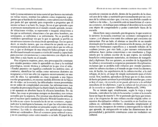 todo (yreencontramos un tema esencial que hemos encontrado
ya varias veces), restituir los saberes como respuestas a pre-
guntasquesehanhecholoshombres; comosaberesmovilizables
por parte del que aprende para responder a preguntas que él
mismo se hace o se hará. Es, luego, llevar al que aprende a que
se proyecte mentalmente en el mundo cuando aprende,recuer-
de situaciones vividas, se represente o imagine situaciones a
las que se enfrentará, situaciones a las que otros hombres, sus
semejantes, se enfrentan o se enfrentarán. No es posible un
verdadero aprendizaje sin que lo que se aprende se perfile en
un universo externoa lasituacióndeaprendizaje.Esono quiere
decir, ni mucho menos, que esa situación no pueda ser en sí
misma portadora de satisfacciones; quiere decir que no sólo es
eso, y que se distingue de una situación lúdica porque se sale
de ellatransformado en cuanto avisión del mundoy capacitado
para asociar circunstancias y conocimientos con objeto de ser
más libre y más fuerte en el mundo.
Esa exigencia requiere, pues, una preocupación constante
por «tender puentes» entre lo aprendido en clase y la realidad
psicológica, social, técnica y cultural en la que vive el niño.
«Tender puentes» no significa confundir los ámbitos sino, al
contrario, identificar las orillas como universos distintos sin
resignarse a vivir tan sólo (ni siquiera sucesivamente) en uno
solo de ellos. Lo aprendido en clase responde a una lógica
escolar programática, en enorme medida diferente de la lógica
de «la vida»: en la escuela, las dificultades vienen presentadas
en un orden de complejidad creciente; las informaciones van
cargadasdepreocupaciónpor laobjetividadylaexhaustividad,
y no apuntan en absoluto hacia la eficacia inmediata. En «la
vida», las cosas sepresentan siempre en desorden y nos vemos
acosados por la urgencia. Por retomar una distinción utilizada
por el escritor (pero también filósofo) Witold Gombrowicz, si
la vida es un «caos» la escuela ha de ser un «cosmos», organi-
zado por la inteligencia humana, en el que las relaciones entre
las cosas y los serespuedan serpensadas según «el orden de las
razones». La vida es «desorden»; los aprendizajes escolares
deben ser«ordenados».Pero el «cosmos»pone orden al «caos»
y no se constituye como «otromundo» a su lado. El papel de la
escuela no consiste en abolir, dentro de las paredes de la clase,
«el caos de lavida» y sustituirloprovisionalmentepor un «tos-
mos de la cultura escolar» que, a su vez, sea abolido cuando se
vuelva a «la vida»...La cuestión está en transformar el «caos»
en «cosmos»,en trabajar para ordenar eldesorden en la escuela
con objeto de comprenderlo y poder controlarlo fuera de la
escuela.
Ahora bien: muy a menudo, por desgracia, lo que ocurre es
lo inverso: la escuela construye un «cosmos» yuxtapuesto al
«caos», y el alumno vive entre dos culturas que coexisten sin
interactuar. Por un lado, el alumno se inscribe en un mundo
dominado por los medios de comunicación de masas, en el que
reinan los fenómenos específicos y a menudo tribales de la
«cultura joven»; por otro lado, y por razones estrictamente
utilitarias, hace ciertas concesiones a sus enseñantes y finge
interés por la cultura escolar de la que espera, en realidad,
beneficios estrictamente materiales, en términos de tranquili-
dad y diplomas. Por eso quienes, en nombre de la dignidad de
la cultura y recurriendo a exigencias puramente disciplinarias,
reclaman que se prohiba todo esfuerzo por «tender puentes»
entre los saberesescolaresy el mundoen queviven los alumnos,
son, de hecho, los sepultureros de la cultura escolar, a la cual
rebajan, defacto, al rango de simple instrumento para el éxito
social. Son, también, aprendices de brujo que no se dan cuenta
dehasta quépunto arruinanlaposibilidad deenseñarque,como
es hoy el caso, «la escuela ya nopuede aferrarse a la utilidad
inmediata de los diplomas, y que la cultura de losjóvenes y la
de la escuela se separan* (Dubet & Martuccelli, 1996).
No se intenta aquí, simplemente, según la vieja y torpe
fórmula, «introducirla vida en la escuela» (icomo si la escuela
fueseun lugar demuerte !).No sepretende que haya querenun-
ciar a las exigencias de una cultura escolar erigida sobre ci-
mientos disciplinarios sólidos. La cuestión es no fosilizar esa
cultura en «utilidades escolares» destinadas simplemente al
éxito escolar, incapaces de someter a interrogación la vida del
que aprende, de enriquecerle en todas las dimensiones de su
personalidad y permitirle construirse como un verdadero ser
cultural.
 