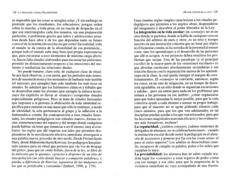 es imposible que las cosas se arreglen solas. iY sin embargo se
pretende que los enseñantes, los educadores, pongan orden
sobre la marcha, a toda prisa, en un rincón de despacho en el
que son interrumpidos cada dos minutos, sin una preparación
particular, a problemas graves que niños y adolescentes arras-
tran desde hace años y de los que dependen tanto su futuro
comoel delainstituciónescolar en queestán!Enrealidad, todo
el mundo se da cuenra de la absurdidad de esa pretensión...
porque todo el mundo sabe muy bien (por propia experiencia)
que, para encararse a esos momentos de máxima carga afecti-
va, hacen falta rituales elaborados para encauzar las pulsiones,
permitir un distanciamiento respecto a las emociones del mo-
mento y mediatizar las relaciones duales.
No puede tratarse, claro está, de cualquier clase de ritual.
Senos hará observar, y con razón, que los períodos más sinies-
tros de nuestra historia y losmomentos debarbariemás terrible
(el nazismo, por ejemplo) han sido también los más ricos en
rituales. Se señalará que los fenómenos clánicos y tribales que
se desarrollan entre losjóvenes (por ejemplo la música tecno,
cuyo fin explícito es llevar al «trance») comportan rituales
especialmente peligrosos. Pero se trata de rituales fusionales
que imponen a la persona la abdicación de toda identidad es-
pecífica para sumirseenuna masa que sólolerestituye, a modo
de identidad, la sola pertenencia al grupo y la adhesión a la
fantasmática común. En contraposición a esos rituales fusio-
nales, los rituales pedagógicos son «rituales-marco»,formas va-
cías, estructuracionesdel espacioy del tiempo donde cualquiera
puedehabitar sintener querenunciar a serél mismo,muy al con-
trario: las reglas que ahí imperan son tales que permiten des-
prenderse de la movilización afectiva inmediata, arriesgarse a
una palabra nueva, proceder de otro modo. Desde Freinet hasta
Oury,desdeMakarenko hasta Korczaz, lospedagogos hanplan-
tado jalones para un ritual que permita que «la voz de desgaje
del grito», para que un «niñobólido,fuera de la ley, se libre de
la máscara que le quema», «graciasa disponer de un sitio de
interpelación (unsitio donde buscar y compartirpalabras), y
pueda, a diferencia de Narciso, separarse de las imágenes en
las que se petrficaba y consumía» (Imbert, 1996, p. 179).
Unas cuantas reglas simples caracterizan a los rituales pe-
dagógicos que permiten a los sujetos obrar, desprenderse
del imaginario y descubrir el poder liberador de la Ley:
a integraciónenla vida escolar:un «consejo» no es un
tio donde separlotea, donde sehabla de cualquier cosa en
función del arbitrio de unos y otros; es un sitio y tiempo
inscrito en una institución concreta que no tiene por objeto
nielbienestar común,ni lacustodiadelajuventud almenor
coste, sino los aprendizajes y el desarrollo de las personas
que allí se acogen. A ese proyecto deben remitirse los pro-
blemas que surjan. Una de las paradojas (y el principal
escollo) de la mayor parte de las «reuniones escolares» es
que abordan cuestiones absolutamente secundarias y sin
relación directa con la organización misma de los aprendi-
zajes en la clase, la cual queda siempre al margen de cues-
tionamientos. El «consejo» se convierte, entonces, según
los casos, en un rato de relajación, en un tiempo de discu-
sión agradable, en un sitio donde se organizan excursiones
y salidas...pero sin entrar para nada en los problemas que
reúnen a las personas en ese ámbito: jcómo organizarse
para que todos aprendan lo mejor posible, para que la vida
colectiva ayude a cada alumno a asumir su propio trabajo,
para que el maestro no se agote pidiendo silencio cada
cinco minutos, para que los que van adelantados en tal
disciplinapuedan ayudar alos que van retrasados,para que
lasleccionesmagistrales seanmás eficacesylas evaluacio-
nes más formativas, etcétera?
La regularidad:jcuántos consejos, cuántas reuniones de
delegadosde alumnos,no secelebranhastaenero...cuando
lainstituciónescolar decidemeter lapedagogía en el alma-
cén de accesorios y ponerse por fin con las cosas serias: el
paso al curso superior? Los adultos se desacreditan cuan-
do, incapaces de cumplir su palabra, piden a los niños que
isibilidad: los alumnos han de saber cuándo ten-
drán lugar los «consejos» y estar seguros de poder contar
con ese tiempo y ese sitio, para que la suspensión de la
violencia inmediata no vaya acompañada de una frustra-
 
