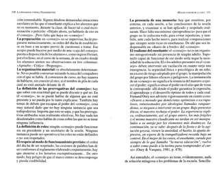 ción irremediable. Siguen dándose demasiadas situaciones
escolares en las que elenseñante explica a los alumnos que
no es momento, durante la clase, de hacer tal o cual recri-
minación o petición: «Déjalo ahora, ya hablarás de eso en
el consejo». ¡Pero falta que haya un «consejo»!
La preparación: un «consejo»no seimprovisa;ha de pre-
pararse minuciosamente; su orden del día ha de establecer-
se en base a un acopio previo de cuestiones a tratar. Ese
acopio puede hacerse por medio de una «caja del consejo»
puesta adisposición delos alumnos o,comosugiereFreinet,
por elrelleno, en el curso de la semana,de un cuadro donde
los alumnos anoten sus observaciones en tres columnas:
«Apruebo - Critico - Propongo».
La organizaciónmaterial:es absolutamente determinan-
te. No esposible conversar mirando la nuca del compañero
con el que se habla. A comienzos de curso, no hay manera
dehablarse, sinconocer alotro, sielnombredepila decada
cual no está anotado delante de él.
La definición de las prerrogativas del «consejo»: hay
que saber con exactitud qué se puede discutir y qué no. En
el «consejo», no se puede hablar de alguien que no esté
presente y no pueda por lo tanto explicarse. También hay
temas de debate que escapan al poder del «consejo», cosa
muy natural dado que no hay ninguna instancia que sea
todopoderosa. Importa queesto sesepa,y quelasprerroga-
tivas atribuidas sean realmente efectivas. No hay nada tan
desalentador comohablar decosas sobrelas queno setiene
ninguna influencia.
La definiciónderoles:ningún «consejo»puede funcionar
sin un presidente y un secretario de la sesión. Ninguna
instancia puede seroperativa si los roles no están definidos
o no son respetados.
El respetoalmododefuncionamientoprevisto: el orden
del día ha de ser respetado; las cesiones de palabra han de
serconformesalreglamentoelaboradoconjuntamente;hay
que atenerse a los horarios escrupulosamente... De otro
modo, hay peligro de que el marco entero se descomponga
y pierda credibilidad.
La presencia de una memoria: hay que remitirse, por
sistema, en cada sesión, a las conclusiones de la sesión
anterior, y examinar si se han aplicado y respetado real-
mente. Hace falta una mínima «jurisprudencia»para que el
grupo no lo rediscuta todo, para evitar injusticias, y tam-
bién, ante cada hecho nuevo, para realizar comparaciones
que siempre serán ricas en enseñanzas. De ahí que sea in-
dispensable un «diario de a bordo» del «consejo».
El realismodel enseñante:el «consejo»no esun organis-
mo autogestionado sin presencia de ningún adulto. Supo-
nerlo capaz de funcionar de ese modo sería negar la nece-
sidad delaeducación.El olos adultospresentes en el «con-
sejo» deben intervenir sin vacilación en cuanto surja una
emergencia: la seguridad física o psicológica de un niño,
un excesoderiesgo adoptadopor elgrupo,lamanipulación
del grupopor líderes eficacesy peligrosos. La instauración
deun «consejo»no significala renuncia del maestro a ejer-
cer elpoder; significasituarelpoder en el sitioquedeveras
le corresponde: allí donde el poder garantiza la expresión,
el aprendizaje y el desarrollo óptimo de todos y cada cual.
Fernand Oury nos adviertevigorosamente en cuanto a eso:
«Ocurre a menudo que demócratas optimistas o escrupu-
losos, entusiasmados por ideologías llamadas vanguar-
distas, se nieguen a intervenir en un grupo. Bajo pretextos
éticos, el maestro rechaza el poder. La experiencia repli-
ca, ordinariamente, así: el grupo entero, los másfrágiles
y el mismo maestro claudicante no tardan en ser manipu-
lados a su antojo por los elementos más dinámicos. La
continuación, ya se sabe: después de lafiesta y de la agi-
tación gozosa, vienen la ansiedad, el hastío, la apatía de-
presiva, en espera de la tranquilizadora recaída bajo un
control. En el mejor de los casos, el enseñante, curadopor
siempre de lo que llamaba "la nueva educación", vuelve
a subir comopuede a la tarimapara reemprender el cur-
so» (Oury & Vasquez, 1981,p. 478).
Así entendido, el «consejo»no tiene, evidentemente, nada
de solución milagrosa a los problemas de la escuela. Sencilla-
 