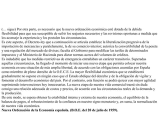 (… sigue) Por otra parte, es necesario que la nueva ordenación económica esté dotada de la debida
flexibilidad para que sea susceptible de sufrir los reajustes necesarios y las revisiones oportunas a medida que
los aconseje la experiencia y los postulen las circunstancias.
Es este aspecto, el Decreto-ley que a continuación se articula establece la liberalización progresiva de la
importación de mercancías y paralelamente, la de su comercio interior; autoriza la convertibilidad de la peseta
y una regulación del mercado de divisas; faculta al Gobierno para modificar las tarifas de determinados
impuestos y al Ministerio de Hacienda para dictar normas acerca del volumen de créditos.
Es indudable que las medidas restrictivas de emergencia entrañaban un carácter transitorio. Superadas
aquellas circunstancias, ha llegado el momento de iniciar una nueva etapa que permita colocar nuestra
economía en una situación de más amplia libertad, de acuerdo con las obligaciones asumidas por España
como miembro de pleno derecho de la O.E.C.E. La mayor flexibilidad económica que se establecerá
gradualmente no supone en ningún caso que el Estado abdique del derecho y de la obligación de vigilar y
fomentar el desarrollo económico del país. Por el contrario, esta función se podrá ejercer con mayor agilidad
suprimiendo intervenciones hoy innecesarias. La nueva etapa de nuestra vida comercial traerá sin duda
consigo una relación adecuada de costos y precios, de acuerdo con las circunstancias reales de la demanda y
la producción.
De este modo, se espera obtener la estabilidad interna y externa de nuestra economía, el equilibrio de la
balanza de pagos, el robustecimiento de la confianza en nuestro signo monetario y, en suma, la normalización
de nuestra vida económica.
Nueva Ordenación de la Economía española. (B.O.E. del 20 de julio de 1959).
 