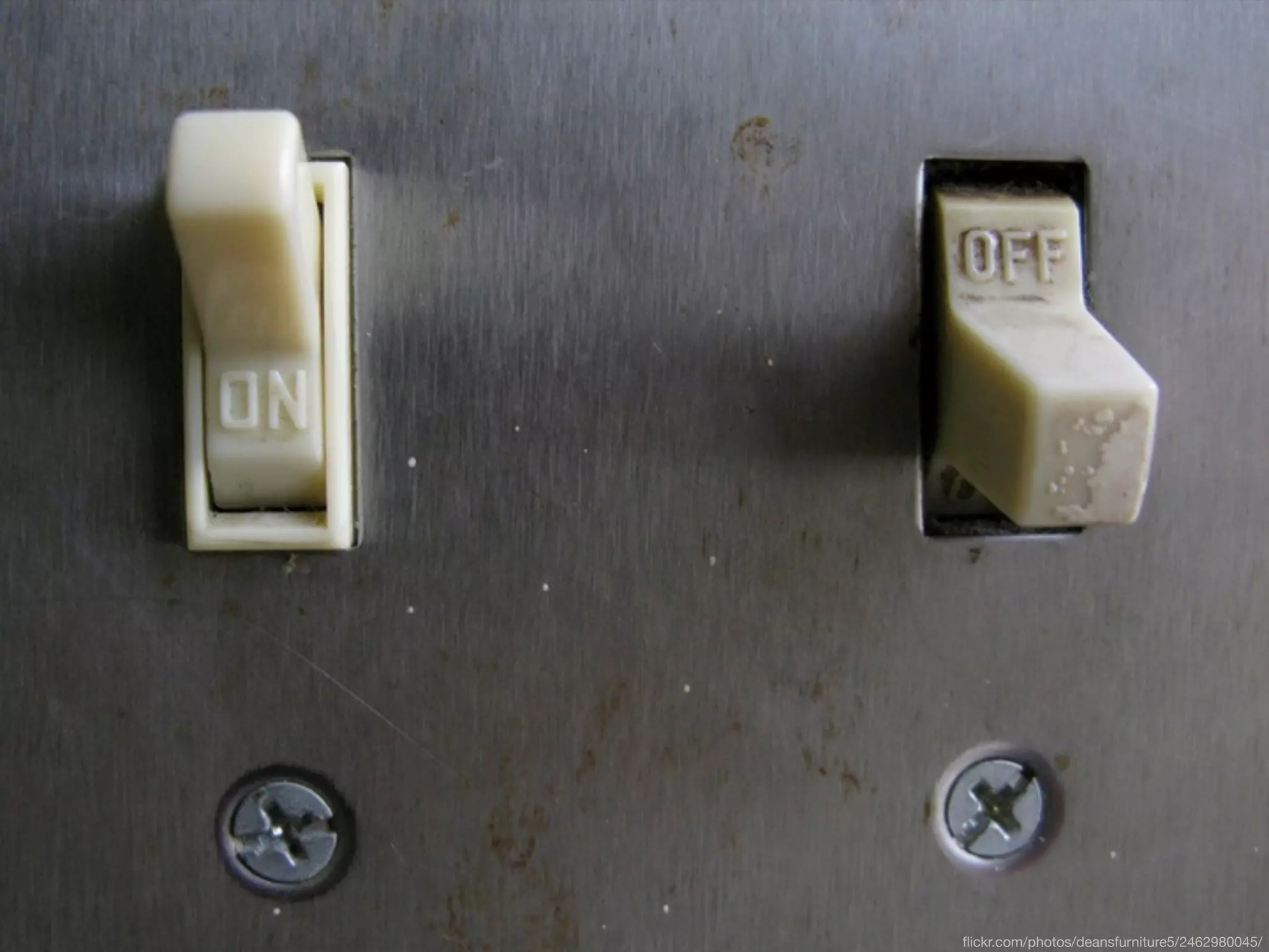 ﬂickr.com/photos/deansfurniture5/2462980045/
 