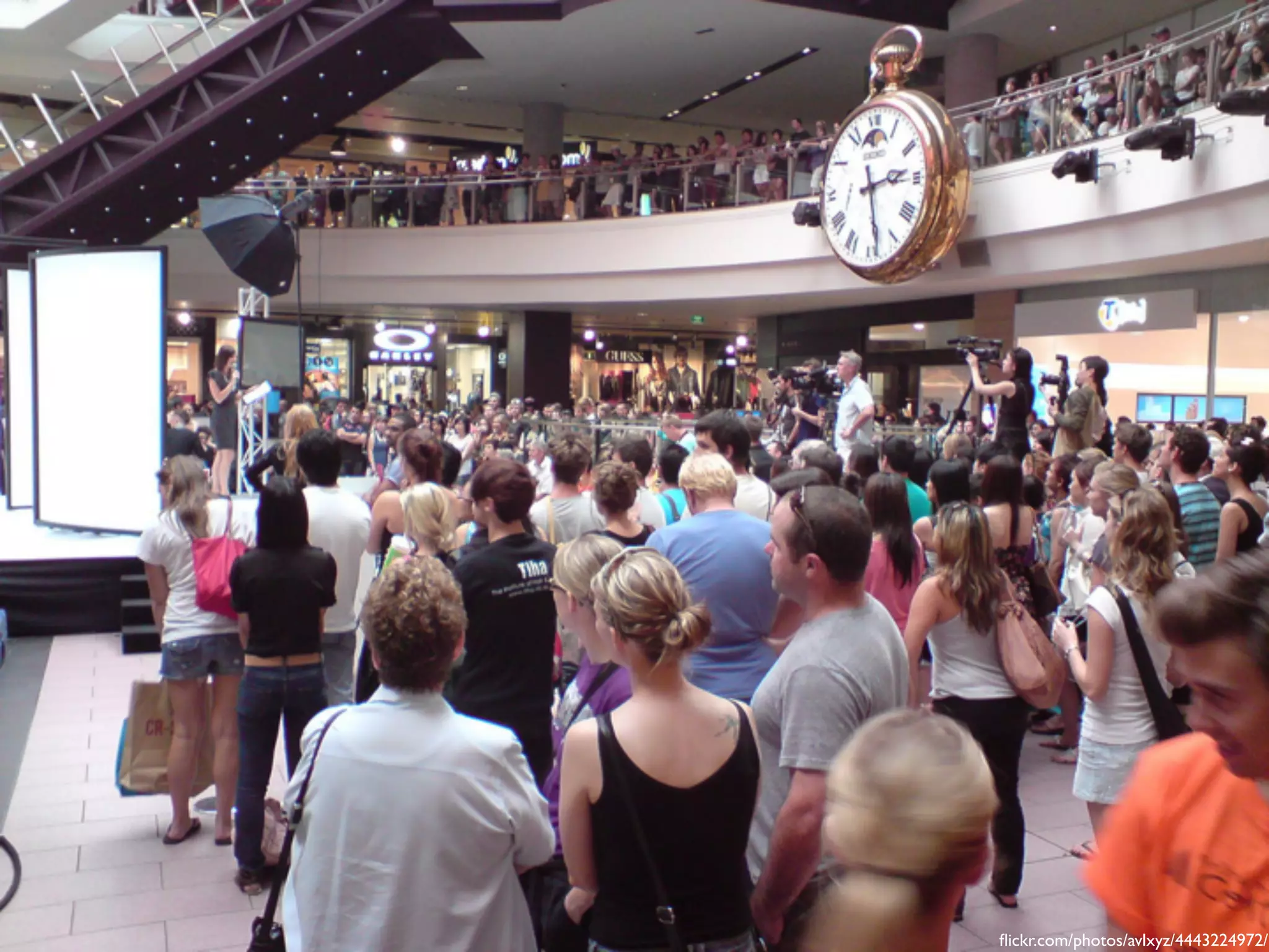 ﬂickr.com/photos/avlxyz/4443224972/
 