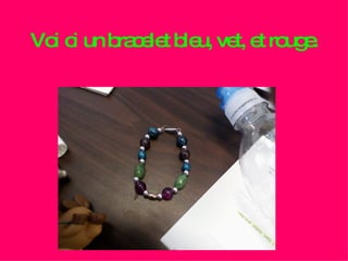 Voi ci un bracelet bleu, vet, et rouge. 