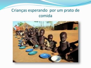 Crianças esperando por um prato de
comida
 