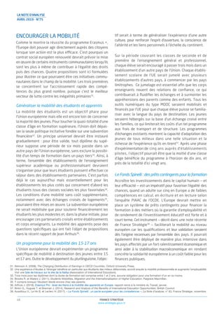FRANCE STRATÉGIE
www.strategie.gouv.fr
10
31. Atkinson A. (2008), The Changing Distribution of Earnings in OECD Countries, Oxford University Press.
32. Une expérience d’études à l’étranger bénéficie en particulier aux étudiants des milieux défavorisés, accroît ensuite la mobilité professionnelle et augmente l’employabilité.
Voir une liste de travaux sur le site de la Nafsa (Association of International Educators).
33. Trois mois pour les diplômes dont la durée de formation est comprise entre 1 et 2 ans, aucune obligation pour une formation d’un an ou moins.
34. Brooks R. et Waters J. (2011), Students Mobilities, Migration and the Internationalisation of Higher Education, Palgrave Macmillan.
35. Y compris lorsque l’étudiant réside encore chez ses parents.
36. Arthuis J. (2018), Erasmus Pro : lever les freins à la mobilité des apprentis en Europe, rapport remis à la ministre du Travail, janvier.
37. Birkin G., Hugues T. et Brennan J. (2014), Research and Analysis of the Benefits of International Education Opportunities, British Council.
38. Aussilloux V., Le Hir B. et Leclerc H. (2017), « Le Fonds Spinelli : un pacte européen pour les compétences », La Note d’analyse, n° 63, France Stratégie, novembre.
LA NOTE D’ANALYSE
AVRIL 2019 - N°75
ENCOURAGER LA MOBILITÉ
Comme le montre la réussite du programme Erasmus +,
l’Europe doit pouvoir agir directement auprès des citoyens
lorsque son action est la plus efficace. C’est pourquoi un
contrat social européen renouvelé devrait prévoir la mise
en œuvre de certains instruments communautaires lorsqu’ils
sont les plus à même de contribuer à l’égalité des droits
puis des chances. Quatre propositions sont ici formulées
pour illustrer ce que pourraient être ces initiatives commu-
nautaires dans le champ de la mobilité. Les trois premières
se concentrent sur l’accroissement rapide des compé-
tences du plus grand nombre, puisque c’est le meilleur
vecteur de lutte contre les inégalités primaires31
.
Généraliser la mobilité des étudiants et apprentis
La mobilité des étudiants est un objectif phare pour
l’Union européenne mais elle est encore loin de concerner
la majorité des jeunes. Pour toucher la quasi-totalité d’une
classe d’âge en formation supérieure, l’Union doit dépas-
ser la seule politique incitative fondée sur une subvention
ﬁnancière32
. Un principe universel devrait être instauré
graduellement : pour être valide, tout diplôme du supé-
rieur suppose une période de six mois passée dans un
autre pays de l’Union européenne, sans exclure la possibi-
lité d’un temps de formation dans un pays tiers33
. Ainsi, à
terme, l’ensemble des établissements de l’enseignement
supérieur académique ou professionnalisant devraient
s’organiser pour que leurs étudiants puissent effectuer ce
séjour dans des établissements partenaires. C’est parfois
déjà le cas aujourd’hui mais essentiellement pour les
établissements les plus cotés qui concernent d’abord les
étudiants issus des classes sociales les plus favorisées34
.
Les conditions d’une mobilité sans coût supplémentaire,
notamment avec des échanges croisés de logements35
,
pourraient être mises en œuvre. La subvention européenne
ne serait mobilisée que pour soutenir ﬁnancièrement les
étudiants les plus modestes et, dans la phase initiale, pour
encourager ces partenariats croisés entre établissements
et corps enseignants. La mobilité des apprentis pose des
questions spéciﬁques qui ont fait l’objet de propositions
dans le récent rapport de Jean Arthuis36
.
Un programme pour la mobilité des 15-17 ans
L’Union européenne devrait expérimenter un programme
spéciﬁque de mobilité à destination des jeunes entre 15
et 17 ans. Outre le développement du plurilinguisme, l’objec-
tif serait à terme de généraliser l’expérience d’une autre
culture, pour renforcer l’esprit d’ouverture, la conscience de
l’altérité et les liens personnels à l’échelle du continent.
Sur la période couvrant les classes de seconde et de
première de l’enseignement général et professionnel,
chaque élève serait encouragé à passer trois mois dans un
établissement d’un autre pays de l’Union. Chaque établis-
sement scolaire de l’UE serait jumelé avec plusieurs
établissements d’autres pays, à commencer par les pays
limitrophes. Ce jumelage est essentiel aﬁn que les corps
enseignants nouent des relations de conﬁance, ce qui
contribuerait à ﬂuidiﬁer les échanges et à surmonter les
appréhensions des parents comme des enfants. Tous les
outils numériques du type MOOC seraient mobilisés et
ﬁnancés par l’UE pour que chaque élève puisse se familia-
riser avec la langue du pays de destination. Les jeunes
seraient hébergés sur la base d’un échange croisé entre
les familles, ce qui limiterait les coûts d’un tel programme
aux frais de transport et de structure. Les programmes
d’échanges existants montrent la capacité d’adaptation des
jeunes de tous milieux dans une telle situation et la
richesse de l’expérience qu’ils en tirent37
. Après une phase
d’expérimentation de cinq ans auprès d’établissements
pilotes, l’objectif pourrait être que la moitié d’une classe
d’âge bénéﬁcie du programme à l’horizon de dix ans, et
près de la totalité d’ici vingt ans.
Le Fonds Spinelli : des prêts contingents pour la formation
Accroître les investissements dans le capital humain — et
leur efficacité — est un impératif pour favoriser l’égalité des
chances, quand un adulte sur cinq en Europe a de faibles
compétences en calcul, en écriture et en lecture selon
l’enquête PIAAC de l’OCDE. L’Europe devrait mettre en
place un système de prêts contingents pour ﬁnancer la
formation à des métiers où la garantie d’employabilité et
de rendement de l’investissement éducatif est forte et à
court terme. Cet instrument — décrit dans une note récente
de France Stratégie38
— faciliterait la mobilité au niveau
européen car les qualiﬁcations et leur validation seraient
dès l’origine reconnues par l’ensemble des pays. Il pourrait
également être déployé de manière plus intensive dans
les pays affectés par un fort ralentissement économique et
ainsi aider à la stabilisation macroéconomique en rendant
concrète la solidarité européenne à un coût faible pour les
ﬁnances publiques.
 