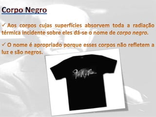 A Antiga Teoria Quântica: Tópicos de Física ModernaMax Planck 1900/1901 – Radiação de Corpo NegroRadiação de Corpo Negro: o surgimento do “quantum” de energia Para explicar a natureza da radiação eletromagnética emitida por um corpo negro, Planck apresentou a seguinte hipótese:Um elétron, oscilando com frequência f, emite (ou absorve) uma onda eletromagnética de igual frequência, porém a energia não é emitida (ou absorvida) continuamente, ou não absorve nada.h = constante de Planck = 6,626.10-34 J.sf = frequência da radiação
