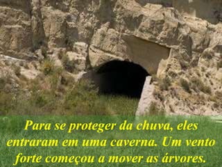 Para se proteger da chuva, eles
entraram em uma caverna. Um vento
forte começou a mover as árvores.
 