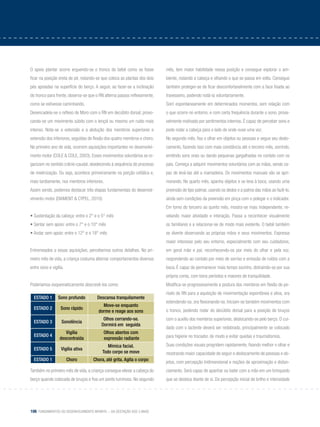 106 Fundamentos do desenvolvimento infantil – da gestação aos 3 anos
O apoio plantar ocorre erguendo-se o tronco do bebê como se fosse
ficar na posição ereta de pé, notando-se que coloca as plantas dos dois
pés apoiadas na superfície do berço. A seguir, ao fazer-se a inclinação
do tronco para frente, observa-se que o RN alterna passos reflexamente,
como se estivesse caminhando.
Desencadeia-se o reflexo de Moro com o RN em decúbito dorsal, provo-
cando-se um movimento súbito com o lençol ou mesmo um ruído mais
intenso. Nota-se a extensão e a abdução dos membros superiores e
extensão dos inferiores, seguidas de flexão dos quatro membros e choro.
No primeiro ano de vida, ocorrem aquisições importantes no desenvolvi-
mento motor (Cole & Cole, 2003). Esses movimentos voluntários se or-
ganizam no sentido crânio-caudal, obedecendo à sequência do processo
de mielinização. Ou seja, acontece primeiramente na porção cefálica e,
mais tardiamente, nos membros inferiores.
Assim sendo, podemos destacar três etapas fundamentais do desenvol-
vimento motor (DIAMENT & CYPEL, 2010):
• Sustentação da cabeça: entre o 2° e o 5° mês
• Sentar sem apoio: entre o 7° e o 10° mês
• Andar sem apoio: entre o 12° e o 18° mês
Entremeados a essas aquisições, percebemos outros detalhes. No pri-
meiro mês de vida, a criança costuma alternar comportamentos diversos
entre sono e vigília.
Poderíamos esquematicamente descrevê-los como:
estado 1 Sono profundo Descansa tranquilamente
estado 2 Sono rápido
Move-se enquanto
dorme e reage aos sons
estado 3 Sonolência
Olhos cerrando-se.
Dormirá em seguida
estado 4
Vigília
descontraída
Olhos abertos com
expressão radiante
estado 5 Vigília ativa
Mímica facial.
Todo corpo se move
estado 1 Choro Chora, até grita. Agita o corpo
Também no primeiro mês de vida, a criança consegue elevar a cabeça do
berço quando colocada de bruços e fixa um ponto luminoso. No segundo
mês, tem maior habilidade nessa posição e consegue explorar o am-
biente, rodando a cabeça e olhando o que se passa em volta. Consegue
também proteger-se de ficar desconfortavelmente com a face fixada ao
travesseiro, podendo rodá-la voluntariamente.
Sorri espontaneamente em determinados momentos, sem relação com
o que ocorre no entorno, e com certa frequência durante o sono, prova-
velmente motivado por sentimentos internos. É capaz de perceber sons e
pode rodar a cabeça para o lado de onde ouve uma voz.
No segundo mês, fixa o olhar em objetos ou pessoas e segue seu deslo-
camento, fazendo isso com mais constância até o terceiro mês, sorrindo,
emitindo sons orais ou dando pequenas gargalhadas no contato com os
pais. Começa a adquirir movimentos voluntários com as mãos, sendo ca-
paz de levá-las até a mamadeira. Os movimentos manuais vão se apri-
morando. No quarto mês, apanha objetos e os leva à boca, usando uma
preensão de tipo palmar, usando os dedos e a palma das mãos ao fazê-lo,
ainda sem condições da preensão em pinça com o polegar e o indicador.
Em torno do terceiro ao quinto mês, mostra-se mais independente, re-
velando maior atividade e interação. Passa a reconhecer visualmente
os familiares e a relacionar-se de modo mais evidente. O bebê também
se diverte observando as próprias mãos e seus movimentos. Expressa
maior interesse pelo seu entorno, especialmente com seu cuidadores,
em geral mãe e pai, reconhecendo-os por meio do olhar e pela voz,
respondendo ao contato por meio de sorriso e emissão de ruídos com a
boca. É capaz de permanecer mais tempo sozinho, distraindo-se por sua
própria conta, com bons períodos e maiores de tranquilidade.
Modifica-se progressivamente a postura dos membros em flexão do pe-
ríodo de RN para a aquisição de movimentação espontânea e ativa, ora
estendendo-os, ora flexionando-os. Iniciam-se também movimentos com
o tronco, podendo rodar do decúbito dorsal para a posição de bruços
com o auxílio dos membros superiores, deslocando-se pelo berço. O cui-
dado com o lactente deverá ser redobrado, principalmente se colocado
para higiene no trocador, de modo a evitar quedas e traumatismos.
Suas condições visuais progridem rapidamente, fixando melhor o olhar e
mostrando maior capacidade de seguir o deslocamento de pessoas e ob-
jetos, com percepção tridimensional e noções de aproximação e distan-
ciamento. Será capaz de apanhar ou bater com a mão em um brinquedo
que se desloca diante de si. Da percepção inicial de brilho e intensidade
 