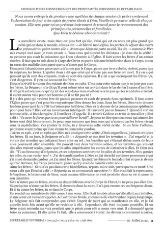CROISADE POUR LE RENVERSEMENT DES PRINCIPAUTÉS PERSONNELLES ET FAMILIALES
SECRÉTARIAT ÉDITORIAL - (00225) 07 0775 4464 - 07 7798 1862 10 Juillet 2022 . 2
Nous avons entrepris de produire une synthèse de chaque session de prière contenant
l’exhortation du jour et les sujets de prière élevés à Dieu. Veuille te procurer celle de chaque
session. Elle sera pour toi un précieux instrument de travail pour le renversement des
principautés personnelles et familiales.
Que Dieu te bénisse abondamment !
L
a sorcellerie existe, mais Dieu est plus fort qu’elle. Celui qui est en nous est plus grand que
celui qui est dans le monde. Jésus a dit : « Je bâtirai mon église, les portes du séjour des morts
ne prévaudront point contre elle ». Avant que Jésus ne parte au ciel, il a dit : « comme le Père
m’a envoyé moi aussi je vous envoie ». Tous ceux qui aiment les divisions - je vous dis la vérité -
ne peuvent pas avoir la puissance que Dieu a donnée à l’Église. Il faut aimer les frères d’un amour
sincère. Il faut que tu sois dans le Corps de Christ et que tu sois une bénédiction dans le Corps, sinon
tu auras des malédictions parce que tu n’aimes pas le Corps.
Dieu peut t’abandonner parce que tu n’aimes pas le Corps, parce que tu es rebelle, violent, parce que
tu méprises les frères. L’apôtre Jean a dit que celui qui n’aime pas son frère est mort. Il y en a qui
pensent qu’ils sont des croyants, mais ce sont des cadavres. Il y en a qui escroquent les frères. Ça,
c’est dangereux. Il y en qui secouent les frères.
Dieu m’a révélé la valeur des enfants de Dieu en 1982. C’est pour cette raison que je ne joue pas avec
les frères. Le Seigneur m’a dit qu’il peut même jeter un croyant dans le lac de feu à cause d’un frère.
Il dit qu’il est nécessaire qu’il y ait des scandales mais malheur à celui par qui les scandales arrivent.
Il aurait mieux valu pour cet homme qu’il ne fût pas né !
Il y a des gens qui veulent être de grands pasteurs et avoir de grands dons spirituels. Il faut aimer
l’Église parce que c’est pour les croyants que Dieu donne les dons. Sans les frères, Dieu va te donner
les dons pour quoi faire ? Si tu n’aimes pas les frères, Dieu va te donner de la connaissance spirituelle
pour quoi faire ? Dieu est un investisseur intelligent : Il n’investit pas en brousse ! Quand il voit un
homme utile, si Dieu le repère, il l’enrôle et il l’appelle. Il a trouvé Gédéon en train de travailler ; Il lui
a dit : ‘‘Va avec la force que tu as pour délivrer Israël’’. Je peux te dire que tous ceux qui aiment les
frères sont déjà bénis ce soir. Je peux vous rassurer que tous ceux qui n’aiment pas les frères vivent
sous la malédiction. Vas étudier la Bible, tu y trouveras cette vérité écrite. Si un frère t’offense,
pardonne avant même qu’il ne vienne te demander pardon.
J’ai cru en 1981, c’est en 1982 que Dieu m’a enseigné cette vérité. J’étais orgueilleux, j’aimais critiquer
les frères. Et un jour, le Seigneur m’a dit : « Regarde ce que font les termites ». J’ai regardé et je
voyais des termites qui battaient leurs ailes au sol ; les termites qui s’étaient débarrassés de leurs
ailes pouvaient aller ensemble. On pouvait voir deux termites collées, et les termites qui avaient
des ailes étaient seules, parce que les ailes empêchaient les autres de s’attacher à elles. Et Dieu m’a
dit : ‘‘Tu as beaucoup d’exigences, et ces exigences sont comme les ailes de ces termites. Si tu gardes
tes ailes, tu vas rester seul ». J’ai demandé pardon à Dieu et j’ai cherché certaines personnes à qui
j’ai aussi demandé pardon ; et j’ai aimé les frères. Quand j’ai obtenu le baccalauréat et que je devais
quitter Bertoua, les frères pleuraient, parce qu’il y avait de l’amitié entre nous.
Aime les frères ! Si tu n’es pas dans cette bénédiction, repens-toi ce soir, parce que tu es mort! Une
sœur a dit que Dieu lui a dit : « Regarde, tu as un mauvais caractère ! » Elle avait fait la repentance,
le baptême, le brisement de liens, mais aucune délivrance ne s’est produite dans sa vie à cause de
son caractère.
Si tu n’aimes pas les frères, et si tu as des problèmes avec le Corps de Christ, tu ne peux pas aller loin.
Si quelqu’un n’aime pas les frères, il demeure dans la mort, il n’a pas encore cru au Seigneur Jésus.
Et si tu aimes les frères, tu es dans le Corps.
On rendait un ministère de délivrance à une sœur. Elle était tombée alors qu’elle allait aux toilettes,
et une sœur est venue m’appeler. Je l’ai trouvée froide, comme si elle était tombée depuis longtemps.
Le Seigneur m’a fait comprendre que c’était l’esprit de mort qui se manifestait en elle, et je l’ai
appelée trois fois avant qu’elle ne revienne à elle. Cependant, elle était toujours possédée. Et un
frère ayant entendu ma voix pendant que je priais pour elle a couru vers moi. Il a demandé qu’on
brise sa puissance. Et dès qu’on l’a fait, elle a commencé à vomir. Le démon a commencé à parler,
 