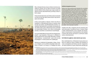 O Futuro Climático da Amazônia • 30Relatório de Avaliação Científica
Guilhotina decepadora de árvores
Estima-se que o bioma amazônico tenha sustentado 400 ou mais bilhões
de árvores com diâmetro à altura do peito, acima de 10 cm92
. Distribuin-
do essa população de árvores por área, infere-se que o desmatamento
corte-raso tenha destruído, somente no Brasil, mais de 42 bilhões de
árvores nos últimos 40 anos93
. Enfileirados e considerando uma altura
média de 15 m, os troncos destas árvores cobririam 635 milhões de km,
ou quase 1700 vezes a distância Terra-Lua. Esse ritmo de destruição
significa mais de 1 bilhão de árvores cortadas ao ano; quase 3 milhões
ao dia; mais de 120 mil por hora; mais de 2000 por minuto; e 34 por
segundo94
! E isso sem contar um número talvez ainda maior das árvores
decepadas nas chamadas florestas degradadas. Nestas quatro décadas
foram destruídas quase 6 árvores por cada habitante da Terra, mais de
200 por cada brasileiro. São essas árvores ausentes que são percebidas
pelo clima, já que cada árvore dizimada representa, entre muitos servi-
ços ceifados, menor evaporação da superfície.
Mas a redução de taxas anuais, embora essencial, asse-
melha-se a fechar com as mãos um buraco no fundo
do bote inflável (clima), depois que a água vazada nos
últimos 40 anos (desmatamento) já ameaça colocar o
bote a pique.
A farra do desmatamento sem limites está encontrando
no clima um juiz que sabe contar árvores e que não es-
quece nem perdoa.
O foco usual quando se discute o futuro do clima na
Amazônia é o desmatamento futuro, ou quanto cortar
da mata que sobrou. Injustificadamente ausente, o as-
sombroso desmatamento acumulado do passado pre-
cisa voltar ao foco, pois é sobre ele que recai o principal
da reciprocidade climática. Sem tratar da devastação
passada, o assombro se converterá em assombração.
Comumamédiadiáriaemtornode4mmdeáguatrans-
pirada95
, o que equivale a 4 litros por m2
, a floresta é a
parceira generosa do clima amigo. Removida, a transpi-
ração despenca – se ainda chover – para 1 mm, no caso
de pastagens96
, e menos ainda com a aridificação.
Adicione ao caldeirão de iniquidades o fogo, a fuma-
ça e a fuligem, com seu efeito aniquilador sobre a flo-
resta, as nuvens e as chuvas, e a maldição do clima
inóspito terá sido a resposta justa da natureza para
tanta destruição. O problema é que o “castigo” atinge
a todos indistintamente, não só aqueles que desma-
taram e incentivaram o desmatamento, mas também
a maioria das pessoas que foram e continuam sendo
contra o desmatamento.
4.2) Ordem de urgência: antes tarde do que nunca
Para contemplarmos a dimensão do que precisa ser
feito em relação ao futuro climático da Amazônia (e
como consequência da América do Sul), imaginemos
um futuro próximo no qual o Brasil fosse atacado por
92  Densidade populacional média de árvores (DAP > 10cm) na Amazônia (sensu latíssimo Eva et al, 2005, A proposal for defining the geographical Boundaries of Amazônia) = 555 (±114) /ha, ou seja, 55.500
(±11.400) árvores km2
(Feldpausch et al., 2011, Height-diameter allometry of tropical forest trees); área total coberta por dossel fechado na Amazônia em 2004 = 6.280.468 km2
(Eva et al, 2005, incluindo florestas
úmidas, secas e inundadas); área histórica coberta com floresta (área com floresta em 2004 mais desmatamento corte raso até 2004, Alves 2007) = 6.943.468 km2
(pode ser maior se incluir desmatamento acumu-
lado fora do Brasil); estimativa total mínimo de arvores no bioma amazônico original: 385.362.474.000 (±79.155.535.200).
93  O corte raso raspou 762.979 km2
da cobertura original (somente no Brasil); estimativa de arvores eliminadas com o corte raso = 42.345.334.500 (±8.697.960.600).
94  Ritmo temporal de corte: 42.345.334.500 (±8.697.960.600) arvores cortadas em 40 anos; 1.058.633.363 (±217.449.015) ao ano; 2.900.365 (±595.750) ao dia; 120.848 (±24.823) por hora; 2.014 (±413) por minuto;
33,5 (±6,9) por segundo.
95  (von Randow et al., 2013) Inter-annual variability of carbon and water fluxes in Amazonian forest, Cerrado and pasture sites, as simulated by terrestrial biosphere models. (Marengo, 2004) Characteristics and
spatio-temporal variability of the Amazon River Basin Water Budget.
96  (Hodnett et al., 1996) Comparisons of long-term soil water storage behavior under pasture and forest in three areas of Amazonia.
 