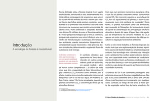 O Futuro Climático da Amazônia • 9Relatório de Avaliação Científica
Com isso, num primeiro momento o planeta se esfria,
o que faz as plantas crescerem menos, consumindo
menos CO2
. No momento seguinte, a acumulação de
CO2
leva ao aquecimento do planeta, e assim suces-
sivamente, num ciclo oscilante de regulação5
. Desta
forma, as plantas funcionam como um termostato,
que responde às flutuações de temperatura através
do ajuste da concentração do principal gás-estufa na
atmosfera, depois do vapor d’água. Mas esta regula-
ção da temperatura via consumo mediado do CO2
é
apenas um entre muitos mecanismos da vida que re-
sultam na regulação favorável do ambiente.
Como se verá neste trabalho, as florestas tropicais são
muito mais que uma aglomeração de árvores, reposi-
tório passivo de biodiversidade ou simples estoque de
carbono. Sua tecnologia viva e dinâmica de interação
com o ambiente lhes confere poder sobre os elemen-
tos, uma capacidade inata e resiliente de condiciona-
mento climático. Assim, as florestas condicionam o cli-
ma que lhes favoreça, e com isso geram estabilidade e
conforto, cujo abrigo dá suporte ao florescimento de
sociedades humanas.
A América do Sul é um continente privilegiado pela
extensiva presença de florestas megabiodiversas. Não
por acaso, esse continente teve, e ainda tem, um dos
climas mais favoráveis em comparação com qualquer
outro. Contudo, ao longo de 500 anos, a maior par-
te da vegetação nativa fora da bacia amazônica foi
Introdução
A tecnologia da floresta é insubstituível
Numa definição solta, a floresta tropical é um tapete
multicolorido, estruturado e vivo, extremamente rico.
Uma colônia extravagante de organismos que saíram
do oceano há 400 milhões de anos e vieram para a ter-
ra. Dentro das folhas ainda existem condições seme-
lhantes às da primordial vida marinha. Funciona assim
como um mar suspenso, que contém uma miríade de
células vivas, muito elaborado e adaptado. Evoluída
nos últimos 50 milhões de anos, a floresta amazônica
é o maior parque tecnológico que a Terra já conheceu,
porque cada organismo seu, entre trilhões, é uma ma-
ravilha de miniaturização e automação. Em tempera-
tura ambiente, usando mecanismos bioquímicos de
complexidade quase inacessível, a vida processa áto-
mos e moléculas, determinando e regulando fluxos de
substâncias e de energia.
As florestas condicionam o
clima que lhes favoreça, e
com isso geram estabilidade
e conforto, sob cujo abrigo flo-
rescem sociedades humanas.
O conforto climático que
apreciamos na Terra, desco-
nhecido em outros corpos
siderais, pode ser atribuído,
em grande medida – além
de muitas outras competências –, à colônia de seres
vivos que têm a capacidade de fazer fotossíntese. O
gás carbônico (CO2
) funciona como alimento para a
planta, matéria-prima transformada pelo instrumental
bioquímico com o uso de luz e água, em madeira, fo-
lhas, frutos, raízes4
. De forma encadeada, quando as
plantas consomem CO2
, a concentração desse gás na
atmosfera diminui.
4  Animações em biologia molecular: http://www.johnkyrk.com/index.pt.html
5  Biotic Regulation of the Environment: http://www.bioticregulation.ru/
 