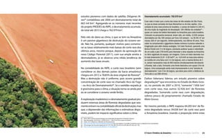 O Futuro Climático da Amazônia • 23Relatório de Avaliação Científica
Desmatamento acumulado: 762.979 km2
Esse valor é maior que a soma das áreas de três estados de São Paulo,
ou que as áreas somadas de duas Alemanhas ou de dois Japões. Uma
unidade de área mais próxima do brasileiro, o campo de futebol (4.136 m2
),
dá uma noção da magnitude da devastação: 184 milhões de unidades65
–
quase um campo de futebol desmatado na Amazônia para cada brasileiro.
Colocado na perspectiva temporal, teriam sido, em média, 12.635 campos
desmatados por dia; 526 campos por hora; 8,8 campos – ou 36.291 m2
por
minuto; 605 m2
por segundo, ininterruptamente, nos últimos 40 anos. Para
caber na compreensão o gigantismo destes números é preciso estender a
imaginação para além destas analogias. Um trator ficcional, operando uma
lâmina frontal com 3 m de largura, precisaria acelerar quase à velocidade
de um avião a jato (726 km/h) para desmatar a área raspada na Amazônia
no ritmo registrado do espaço, em imagens. Como um trator desmata mui-
to mais lentamente (0,24 - 0,36 ha/h66
, ou ~0,8 km/h se essa área estives-
se contida em uma faixa com 3 m de largura), com a mesma lâmina de 3
m, seriam necessários mais de 900 tratores simultaneamente derrubando
a floresta, lado a lado, formando uma frente destrutiva com quase 3 km de
largura. Uma comparação ainda mais impressionante é uma “estrada de
desmatamento,” com 2 km de largura, que daria para cobrir a distância da
Terra até a Lua (380 mil km).
estudos pioneiros com dados de satélite, Diógenes Al-
ves64
contabilizou até 2004 um desmatamento total de
663 mil km2
. Agregando-se os números mais recentes
do projeto PRODES do INPE, o desmatamento acumula-
do total até 2013 chega a 762.979 km2
.
Pelo viés do dano ao clima, o que se tem na Amazônia
é um passivo gigantesco de destruição do oceano ver-
de. Não há, portanto, qualquer motivo para comemo-
rar as taxas relativamente mais baixas de corte raso dos
últimos anos, mesmo porque, depois da aprovação do
novo Código Florestal (2011), com sua ampla anistia a
desmatadores, já se observa uma nítida tendência de
aumento das taxas anuais.
Na contabilidade do INPE, o corte raso brasileiro (sem
considerar os dos demais países da bacia amazônica)
chegou em 2012 a 18,85% da área original de floresta67
.
Mas a destruição não é uniforme, pois ocorre grande
concentração de corte raso no chamado Arco do Fogo
– ou Arco do Desmatamento68
. Se a vastidão raspada já
é gravíssima para o clima, a situação torna-se ainda pior
ao se considerar o oceano verde ferido.
A exploração madeireira e o desmatamento gradual pro-
duzem extensas áreas de florestas degradadas que rara-
menteentramnacontabilidadeoficialdadestruição,mas
que, a depreender das informações e estimativas dispo-
níveis, podem ter impacto significativo sobre o clima.
Dalton Valeriano liderou um estudo pioneiro sobre
degradação69
que encontrou no Estado do Mato Gros-
so, no período de 2007 a 2010, “somente” 7.856 km2
com corte raso, mas outros 32.926 km2
de florestas
degradadas. Somando corte raso com degradação,
sobrou pouco do propriamente chamado Estado de
Mato Grosso.
No mesmo período, o INPE mapeou 64.205 km2
de flo-
resta degradada versus 39.026 km2
de corte raso para
a Amazônia brasileira. Usando a proporção entre estas
64  (Alves 2007) Science and technology and sustainable development in Brazilian Amazon.
65  Área desmatada, 762.979 km2
/ 0,004136 km2
= 184.472.679 de campos de futebol.
66  (Viana, 2012) Máquinas e Métodos de Desmatamento.
67  http://www.dpi.inpe.br/prodesdigital/prodes.php Lista (uma tabela) e Consolida (somatórios para a unidade de área considerada).
68   Porcentagem de área desmatada até 2012: TO 75%, MA 72%, RO 41%, MT 40%, PA 22% e AC 13%.
69  http://www.obt.inpe.br/prodes/Relatorio_Prodes2008.pdf
 