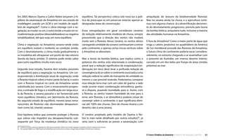 O Futuro Climático da Amazônia • 27Relatório de Avaliação Científica
Em 2003, Marcos Oyama e Carlos Nobre lançaram a hi-
pótese da savanização da Amazônia em seu estudo de
modelagem usando um GCM e um modelo de equilí-
brio de vegetação84
. Como o clima interage com a ve-
getação, ao mudar-se um, o outro tende a mudar em re-
troalimentação positiva (desestabilizadora) ou negativa
(estabilizadora), até que surja um novo equilíbrio.
Clima e vegetação na Amazônia oceano-verde estão
em equilíbrio estável e resiliente na condição úmida.
Com o desmatamento, o clima muda gradualmente e
se instabiliza até ultrapassar um ponto de não retorno
(borda da bacia úmida). O sistema pode então saltar
para outro equilíbrio (muito mais seco).
Segundo esse estudo, haveria dois estados possíveis
de equilíbrio para a vegetação na Amazônia. Um cor-
respondendo à distribuição atual de vegetação, onde
a floresta tropical cobre a maior parte da bacia, e outro
com a floresta tropical no Leste da Amazônia sendo
substituída por savana. Com o ressecamento progres-
sivo, a entrada de fogo e a modificação em larga esca-
la da floresta, a savana passaria a ser favorecida pelo
novo equilíbrio climático, em detrimento da floresta.
No segundo estado de equilíbrio, mesmo áreas rema-
nescentes de florestas não desmatadas desaparece-
riam como tal, virando savanas.
Esta hipótese indica que somente proteger a floresta
que sobrar não impedirá seu desaparecimento sub-
sequente por força da mudança climática no novo
equilíbrio. Tal perspectiva coloca sob nova luz a polí-
tica de preocupar-se em preservar intactas apenas as
designadas áreas de conservação.
Essas extrapolações em geral consideram cenários
de redução relativamente modesta de chuva, sempre
presumindo que a direção dos ventos não mudará
muito sem a floresta. Nesse cenário, os ventos alísios
carregando umidade do oceano continuariam a entrar
pelo continente, e apenas certas trocas verticais sobre
a Amazônia se alterariam.
Mas a teoria da bomba biótica, que explica como a
potencia dos ventos está relacionada à condensação,
prevê que a redução significativa da evaporação/con-
densação em terra deve levar a profunda redução da
convergência do ar sobre o continente associada a uma
redução radical no saldo do transporte de umidade ou
mesmo a sua possível reversão. Poderíamos comparar
essa relação terra-mar com um cabo de guerra: o lado
onde ocorrer maior condensação atmosférica, ganha-
rá a disputa, puxando humidade para si. Assim, com
a floresta, os ventos trazem humidade do mar para a
terra; sem floresta, o ar atmosférico poderia cessar de
convergir sobre o continente, o que significaria elimi-
nar até 100% das chuvas. Zero de chuvas levaria a um
deserto, não a uma savana.
O cenário projetado pelo modelo de Oyama e No-
bre (e mais tarde detalhado por outros estudos)85
, já
seria ruim o suficiente ao prever a savanização, com
aniquilação do tesouro da biodiversidade florestal.
Mas na savana ainda há chuva, e a agricultura conti-
nua com alguma chance. Já a desertificação decorren-
te do desmatamento progressivo, prevista pela teoria
da bomba biótica, aniquilaria tudo, inclusive a maioria
das atividades humanas na Amazônia.
E fora da Amazônia? Como a maior parte da água que
irriga o celeiro produtivo no quadrilátero da América
do Sul meridional procede das florestas da Amazônia,
o futuro clima do continente poderia secar considera-
velmente, no extremo chegando a se assemelhar com
o presente da Austrália: um imenso deserto interior,
cercado em um dos lados por franjas de áreas úmidas
próximas ao mar.
84  Usando as mesmas classes de vegetação do SSiB. (Oyama and Nobre, 2003) A new climate-vegetation equilibrium state for Tropical South America.
85  Por exemplo: (Malhi et al., 2009) Exploring the likelihood and mechanism of a climate-change-induced dieback of the Amazon rainforest.
 